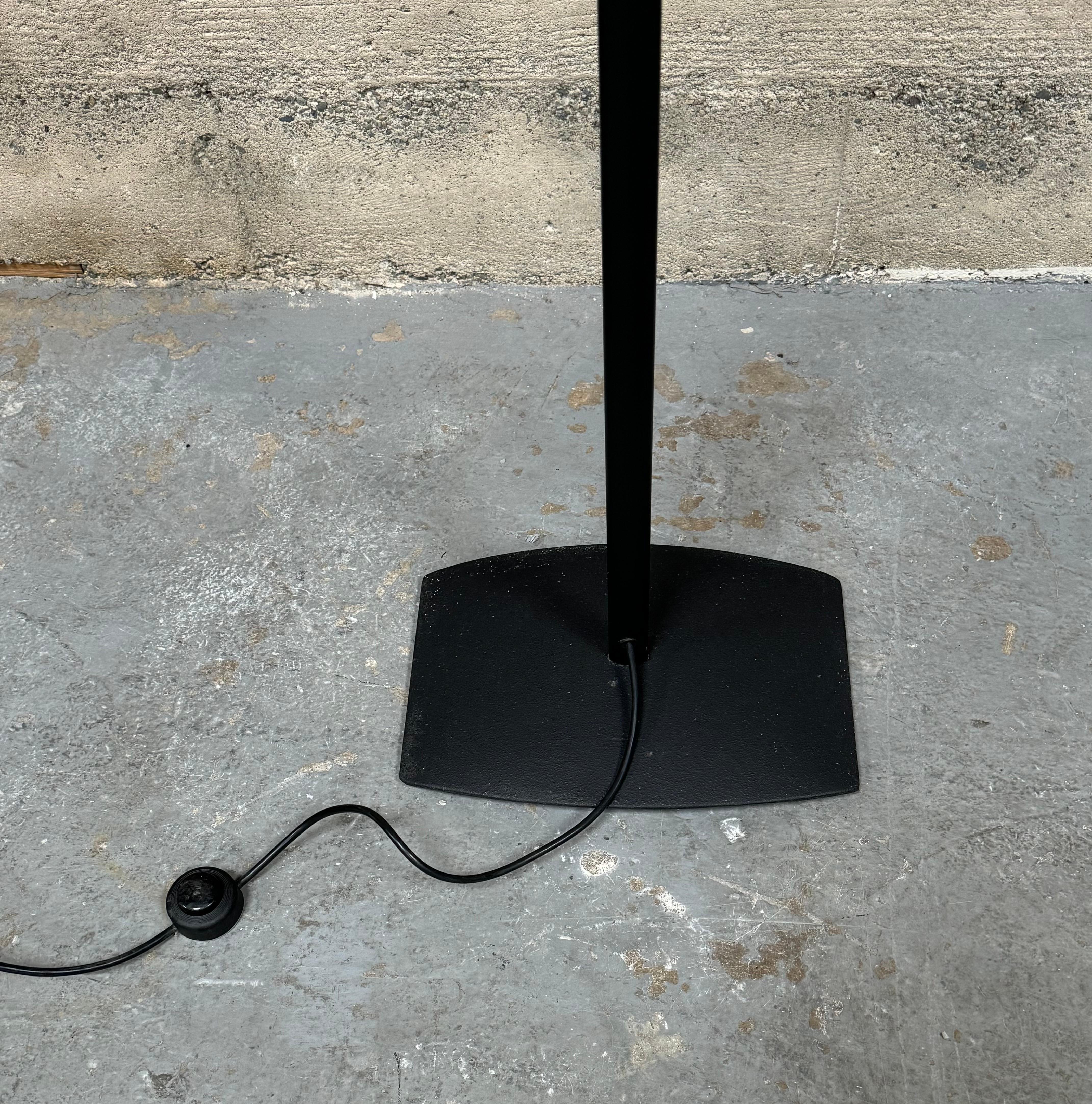 Lámpara de pie Italiana Luce Circa 1990s Hecho a mano en venta