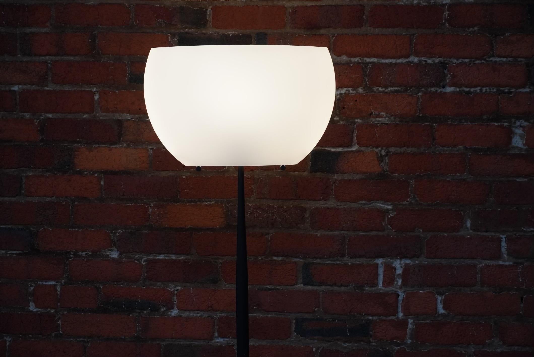 Lámpara de pie Italiana Luce Circa 1990s principios del siglo XX en venta