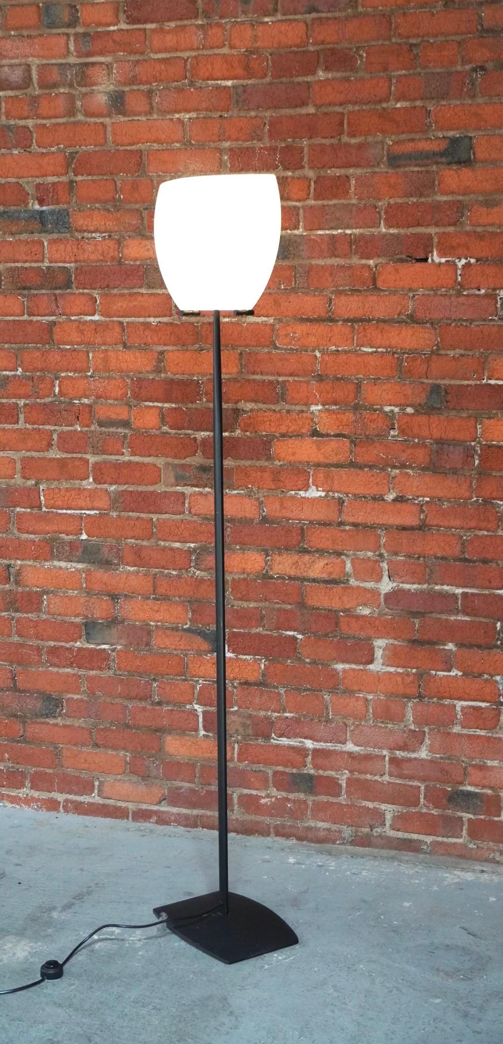 Lámpara de pie Italiana Luce Circa 1990s Acero en venta