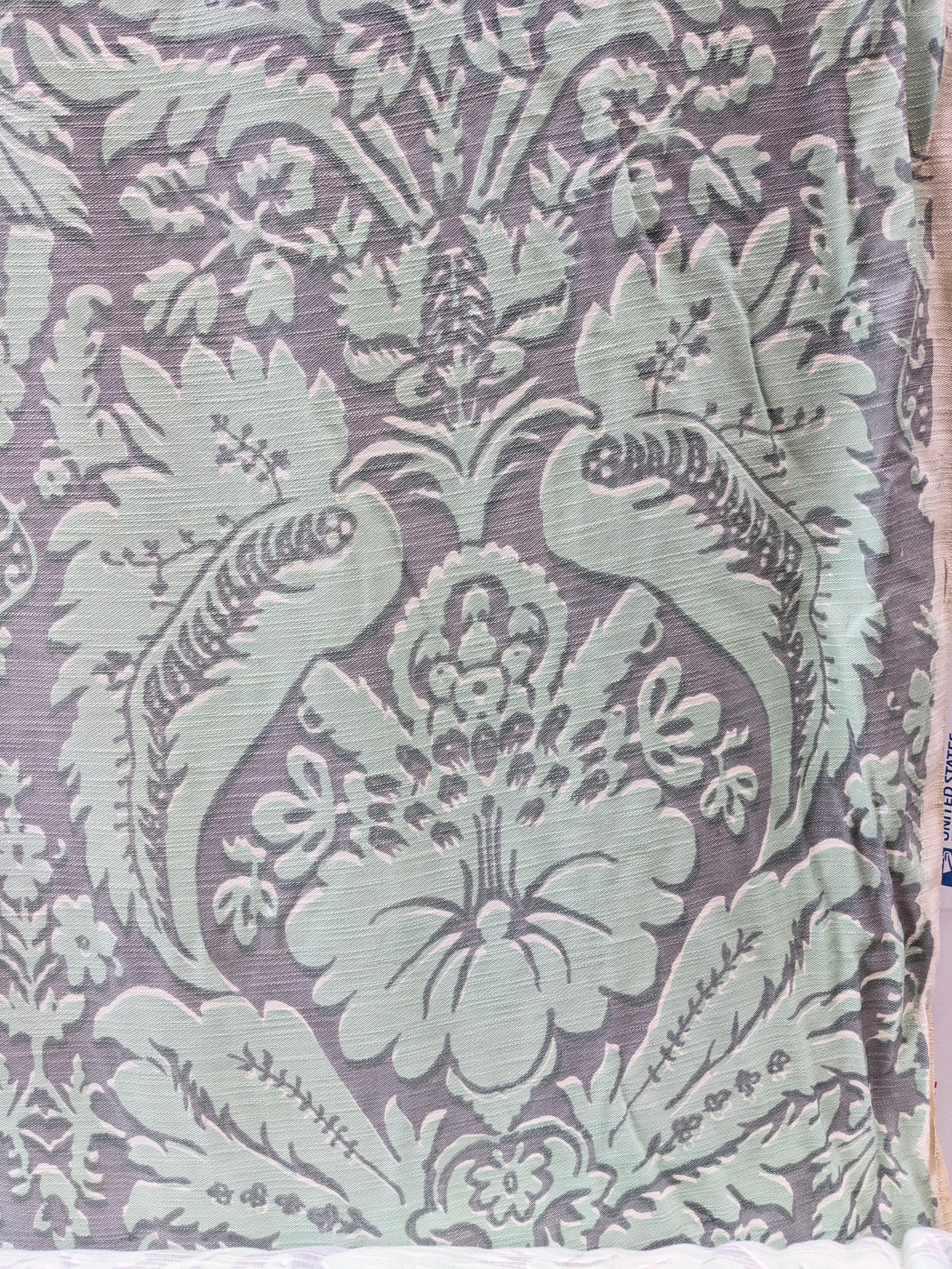 Schöne Barock-Revival-Mid Century Yardage von einem High-End-Polsterer, der viele Scalamandre-Textilien führte. Auf dem Originalbolzen ist er am Ende mit 32-33 Yards markiert. Fühlt sich an wie eine Mischung aus Baumwolle, Viskose und Seide mit
