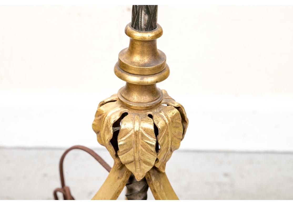 Lampadaire à deux lumières italien en métal doré État moyen - En vente à Bridgeport, CT