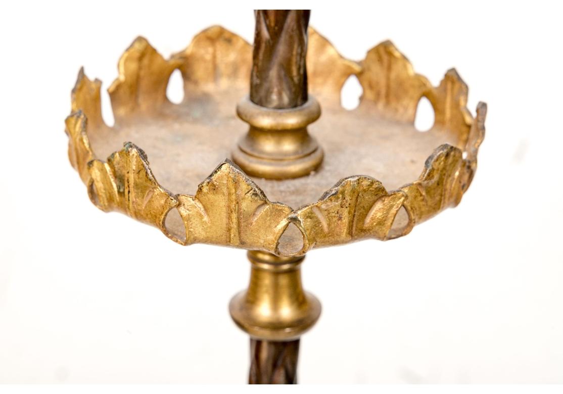 20ième siècle Lampadaire à deux lumières italien en métal doré en vente