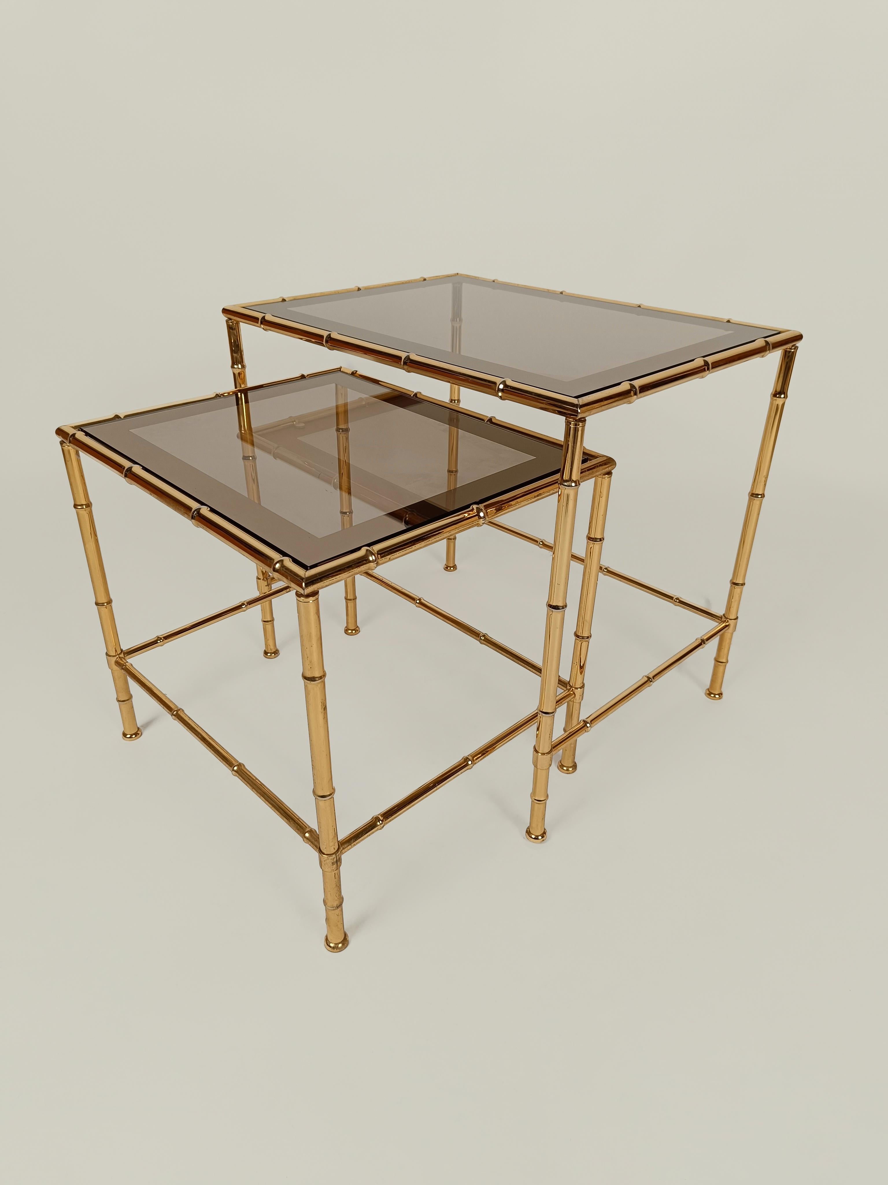 Italiano Midcentury Nesting Table in Brass Faux Bamboo and Fumè Mirrored Glass In Good Condition For Sale In Roma, IT