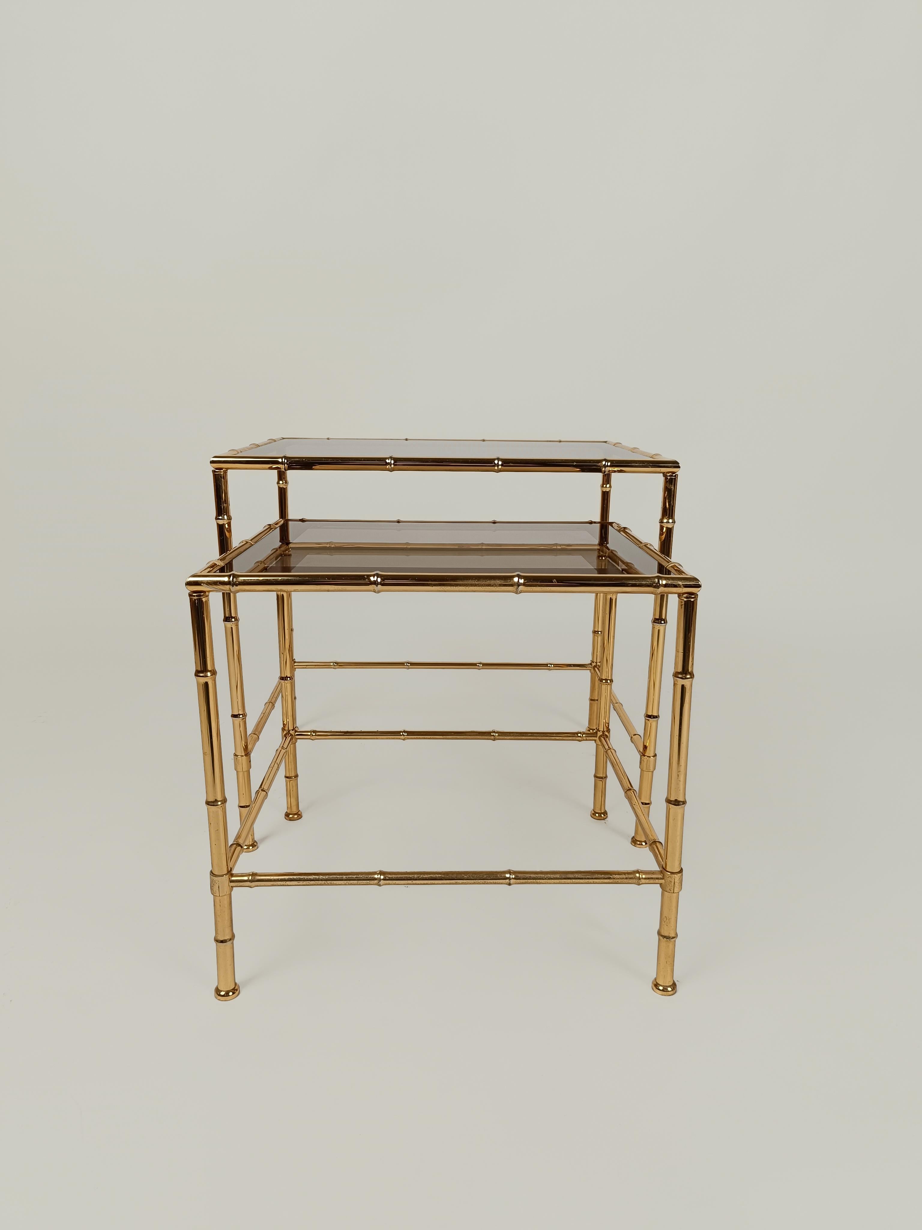 Italiano Midcentury Nesting Table in Brass Faux Bamboo and Fumè Mirrored Glass For Sale 1
