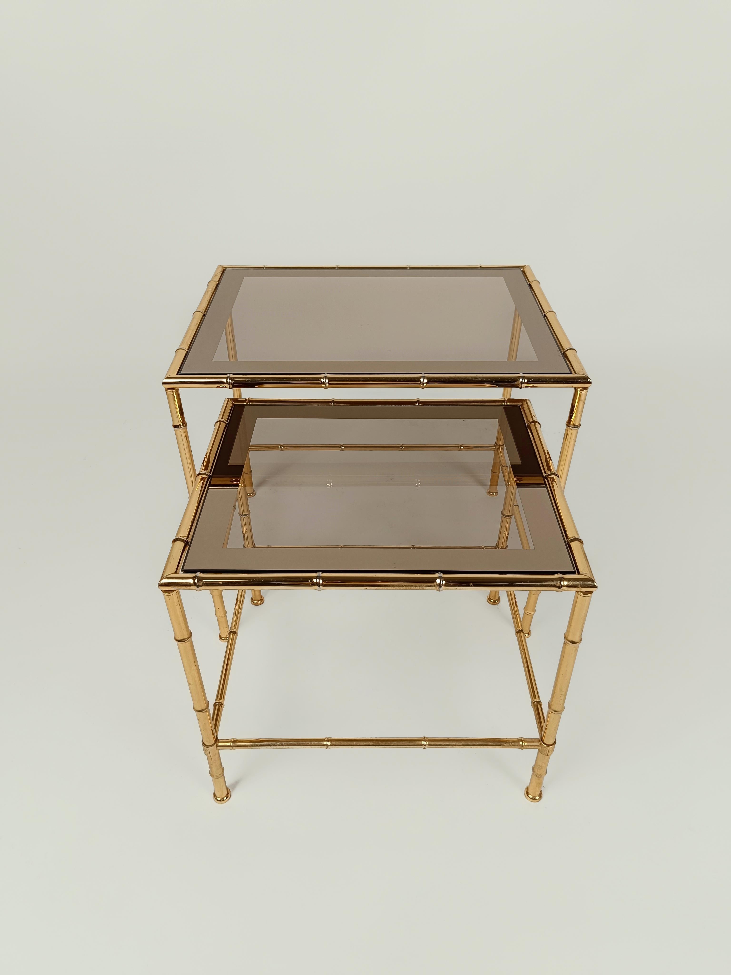 Italiano Midcentury Nesting Table in Brass Faux Bamboo and Fumè Mirrored Glass For Sale 2