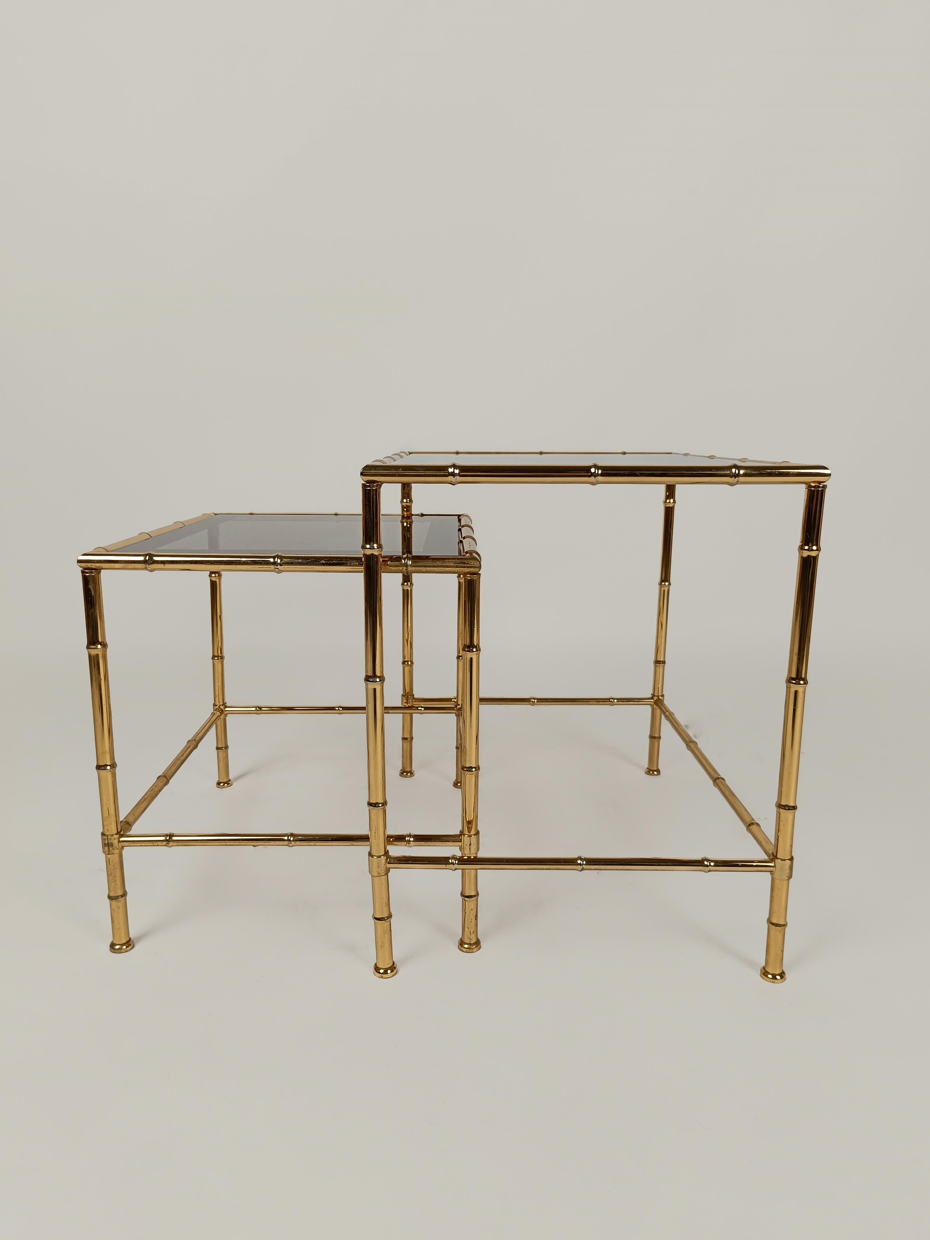Italiano Midcentury Nesting Table in Brass Faux Bamboo and Fumè Mirrored Glass For Sale 4
