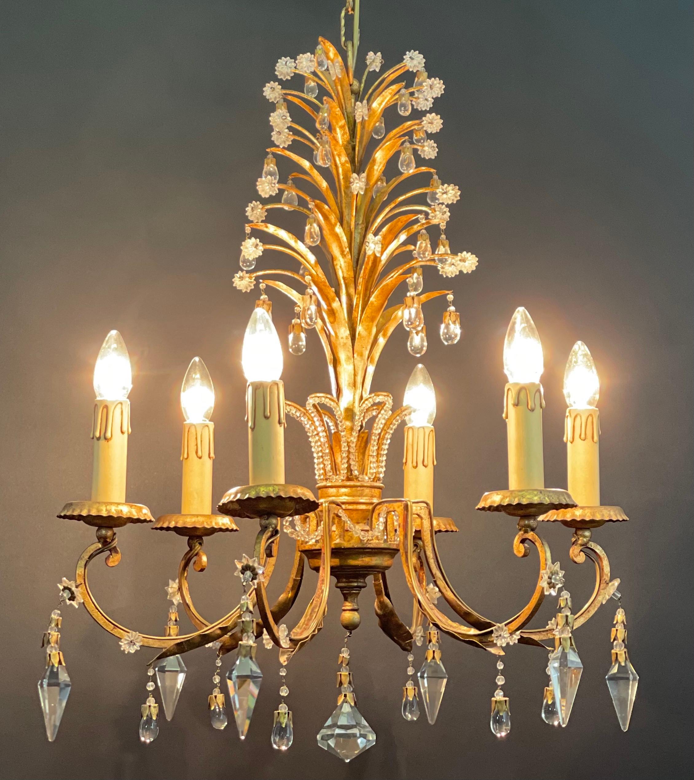Doré Lustre italien en fer doré et cristal au plomb de G. Banci  vers les années 1970 en vente