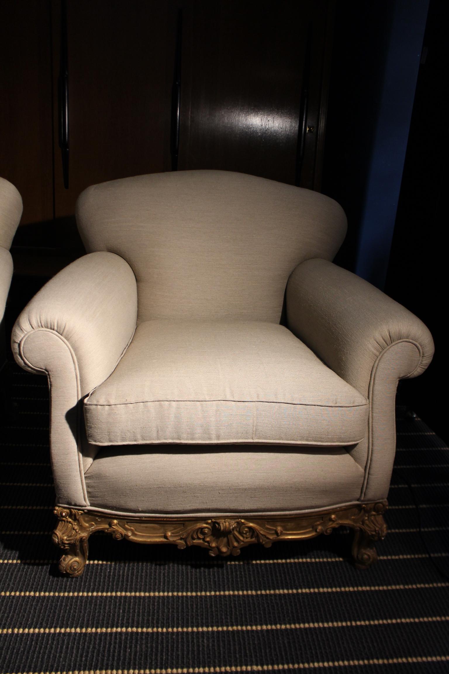 Italians midcentury pair of Baroque style armchairs 1950 covered in Ecru Linen fabric, internal padding in hypoallergenic material and the structure in golden walnut has had a conservative cestoration to preserve the charm of the past.