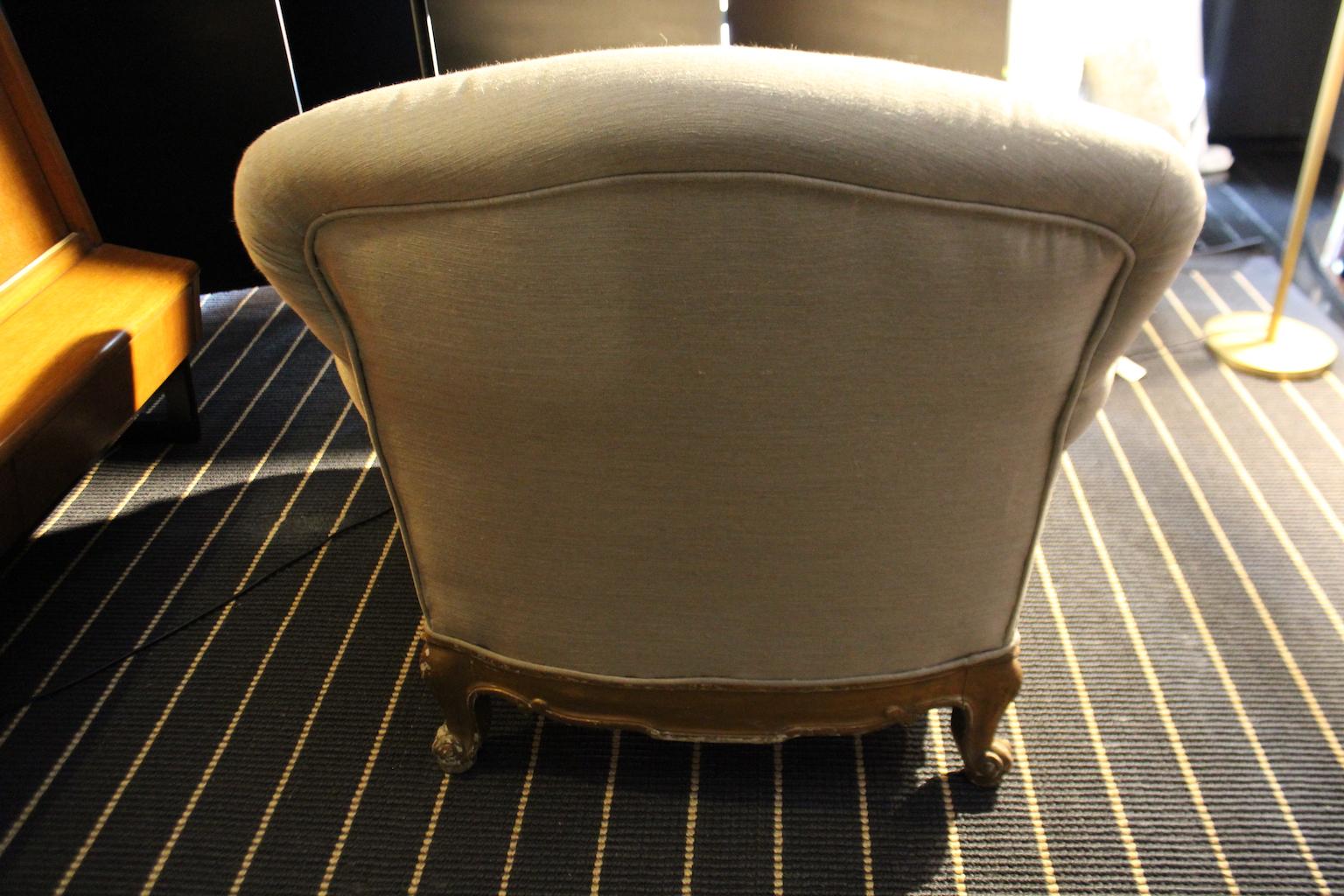 Italians Midcentury Pair of Baroque Style Armchairs in Linen and Golden Walnut In Good Condition For Sale In Milano, IT