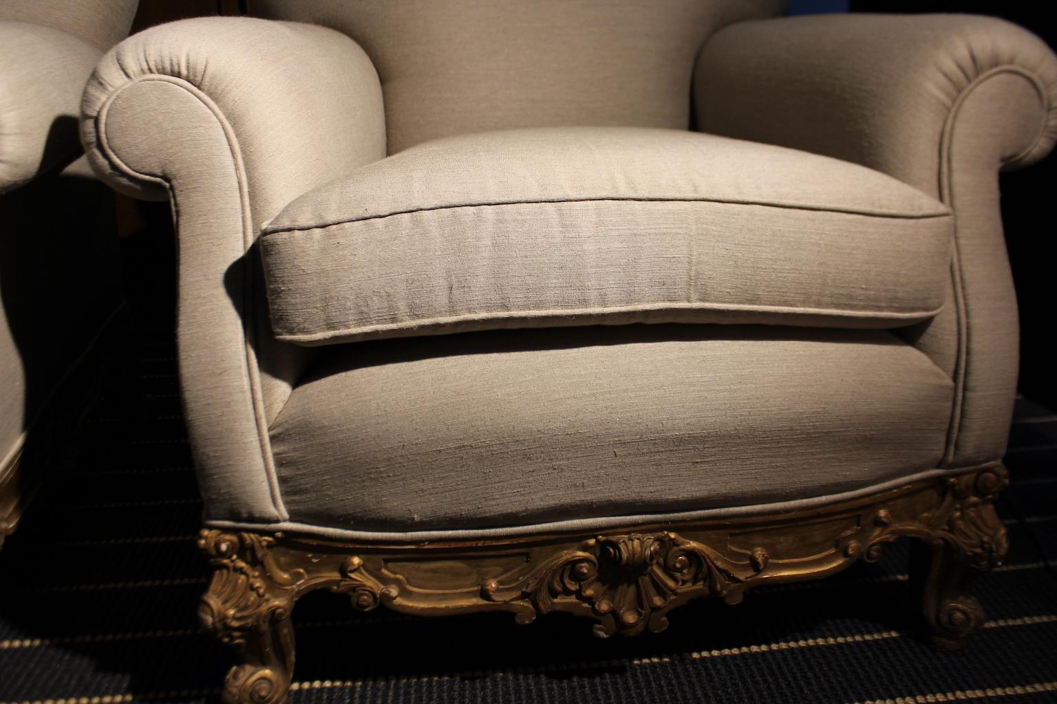 20th Century Italians Midcentury Pair of Baroque Style Armchairs in Linen and Golden Walnut For Sale