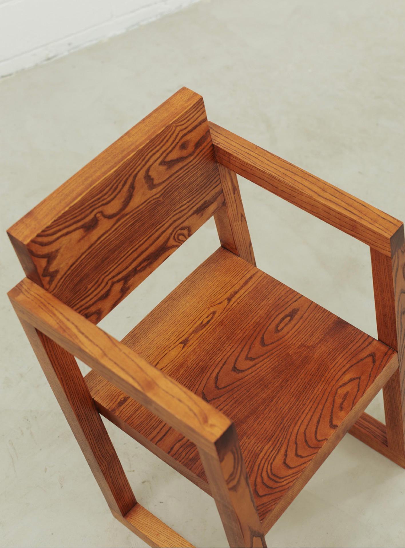 XXIe siècle et contemporain Chaise Italic contemporaine en bois de frêne Brown par Haris Fazlani en vente