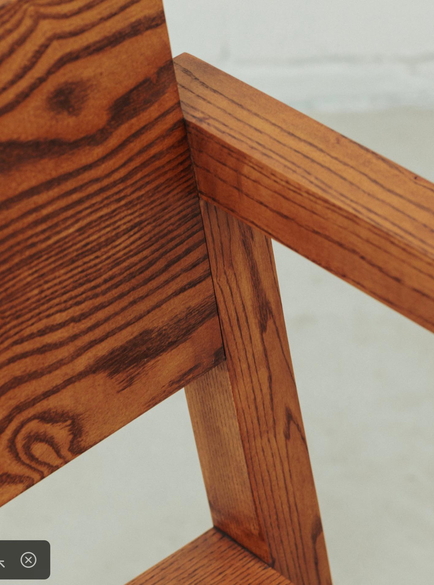 Frêne Chaise Italic contemporaine en bois de frêne Brown par Haris Fazlani en vente