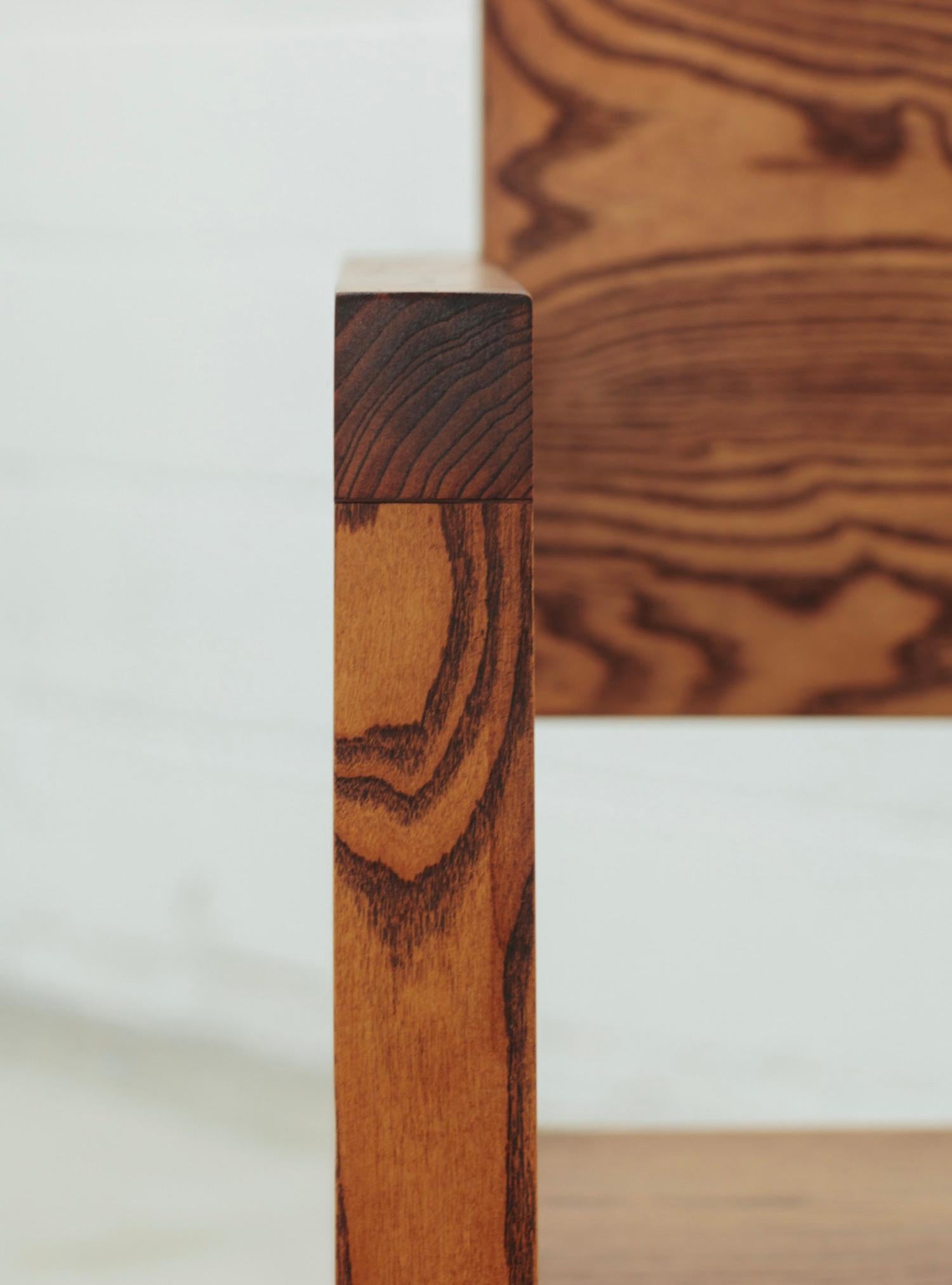 Chaise Italic contemporaine en bois de frêne Brown par Haris Fazlani en vente 1