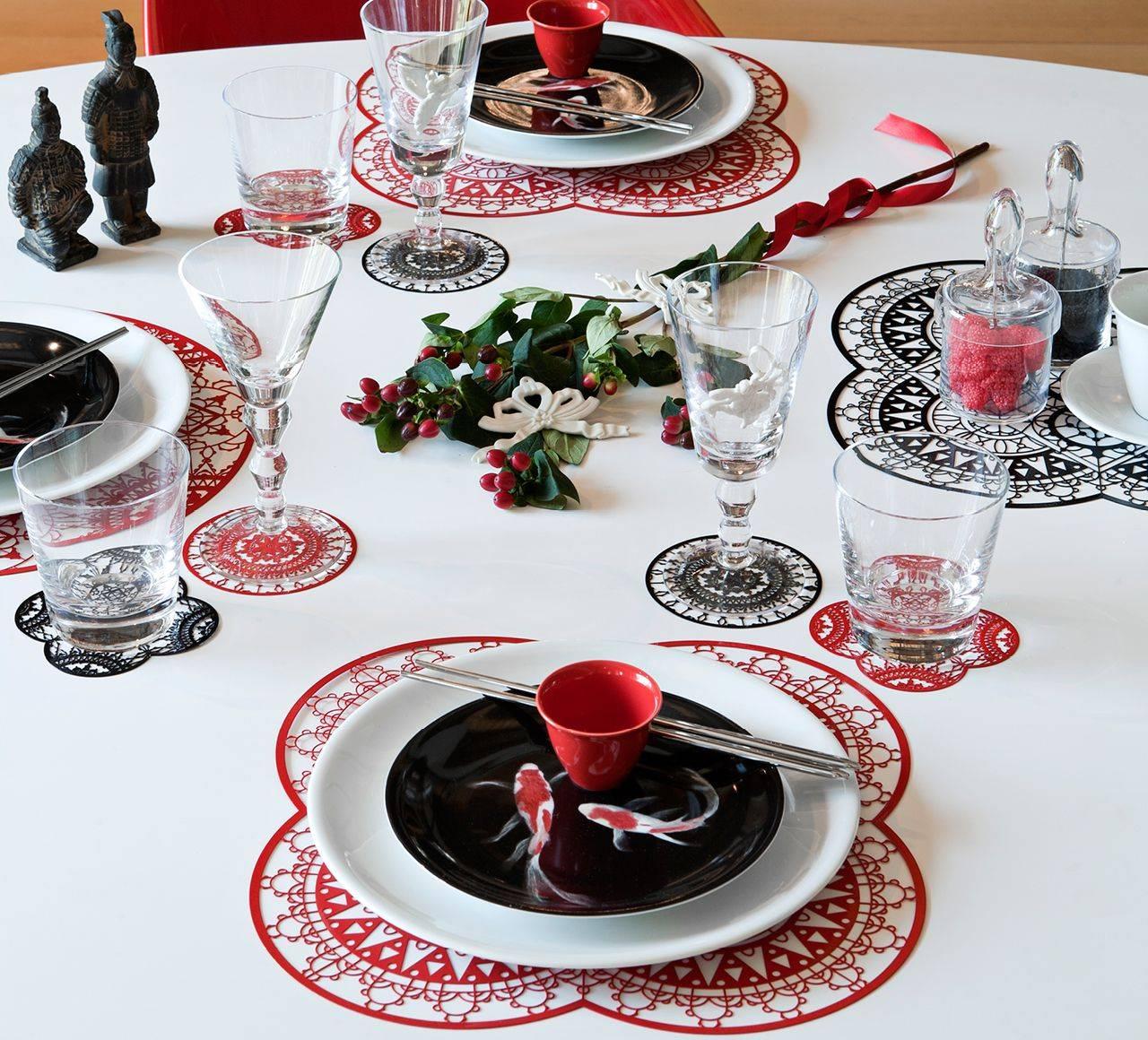 Moderno Tovaglietta rotonda Italic Lace in rosso di Galante & Lancman per Driade in vendita