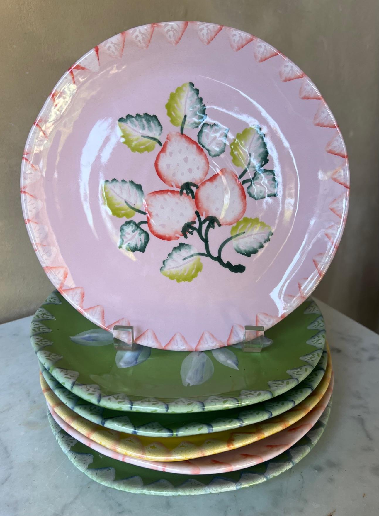 Lustige bunte handbemalte Teller, die in Italien von Italica Ars in den 1980er Jahren hergestellt wurden. Das Sechser-Set mit dem schwer zu findenden Muster von Früchten auf buntem Hintergrund. Zwei grüne, zwei rosa und ein gelber Teller, alle auf