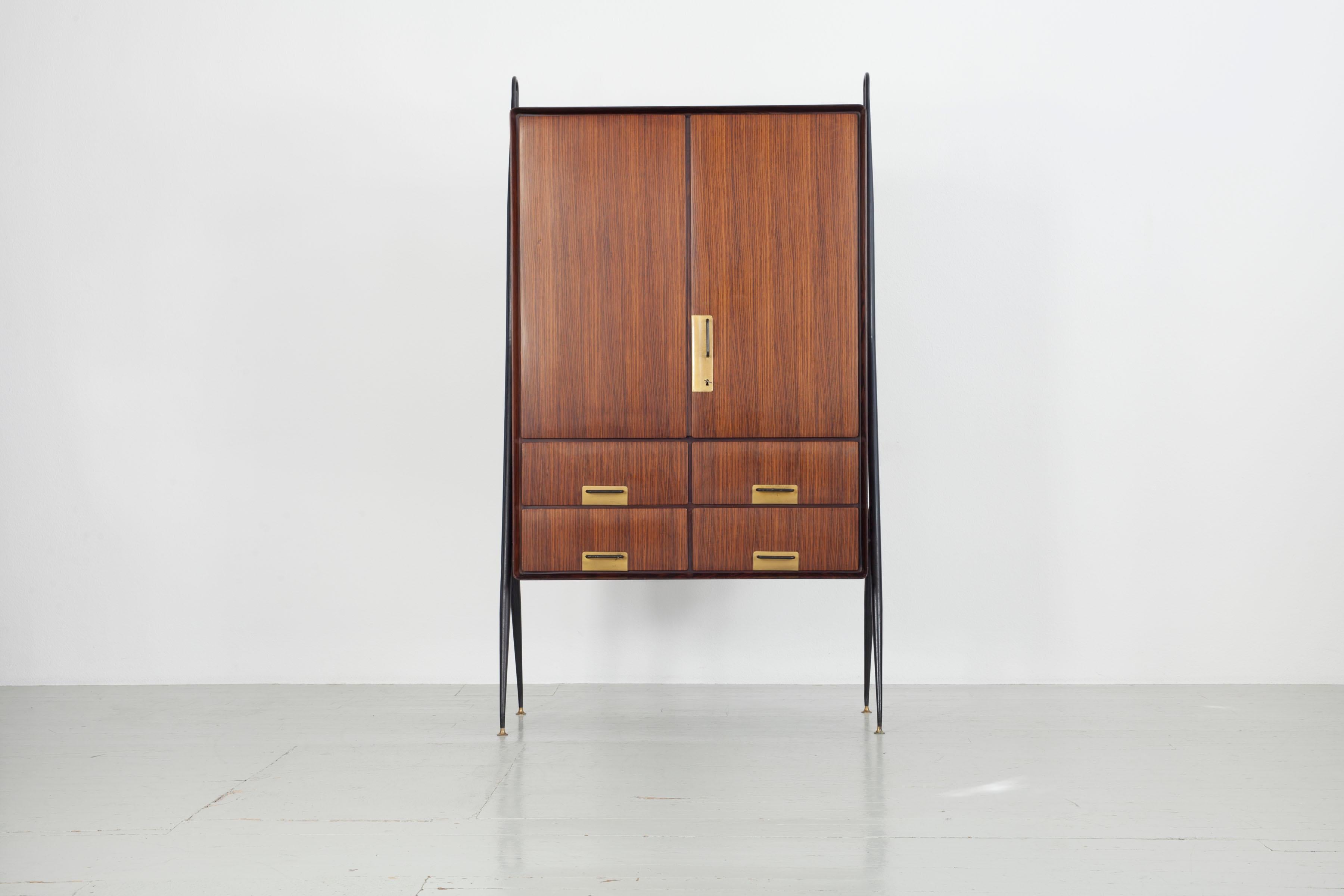 Storage cabinet in wood with 4 drawers, black lacquered metal legs and brass details.
Design: Silvio Cavatorta, Italy 1950s.