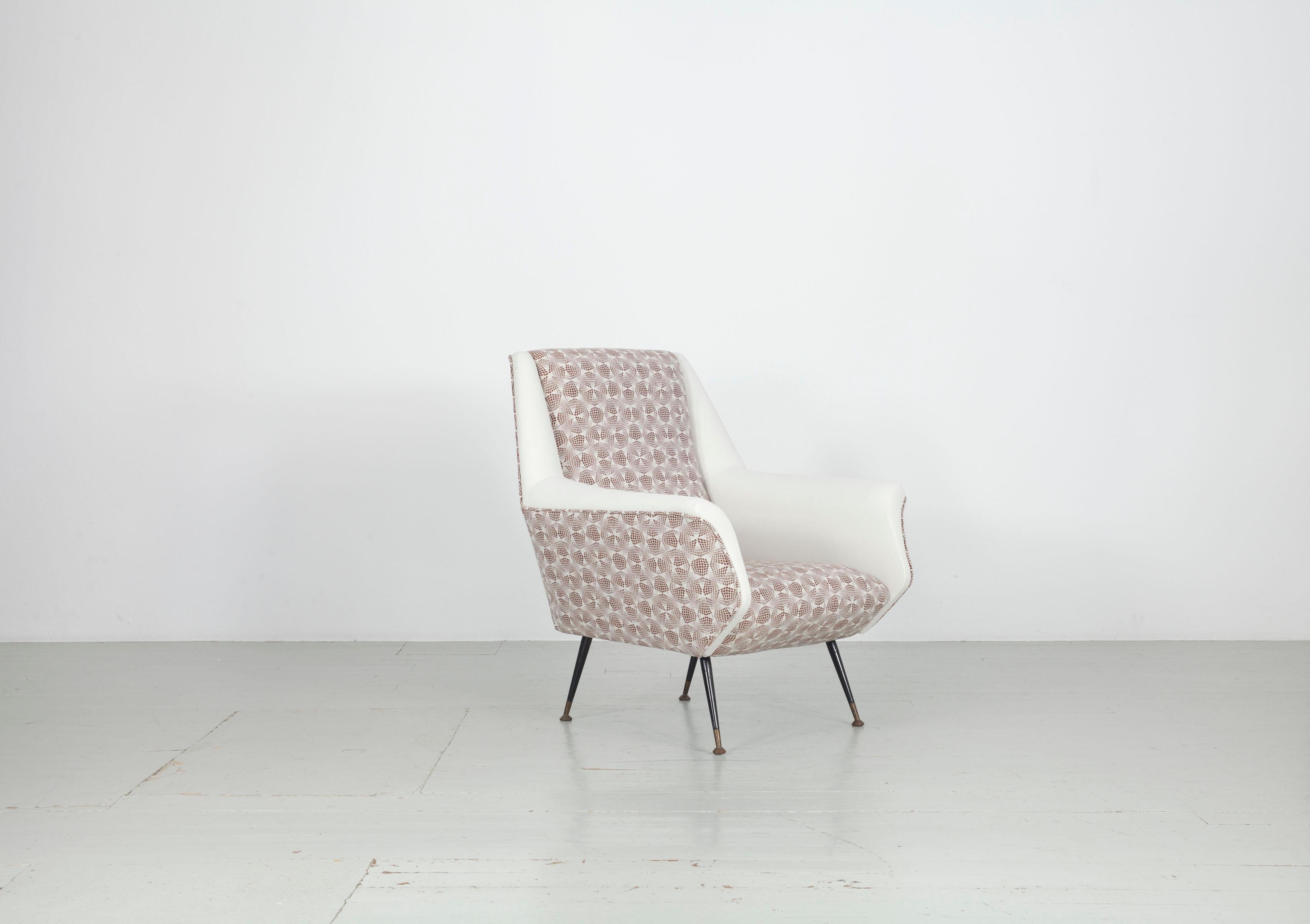 Italienischer neu gepolsterter Sessel, 1950er-Jahre (Moderne der Mitte des Jahrhunderts) im Angebot
