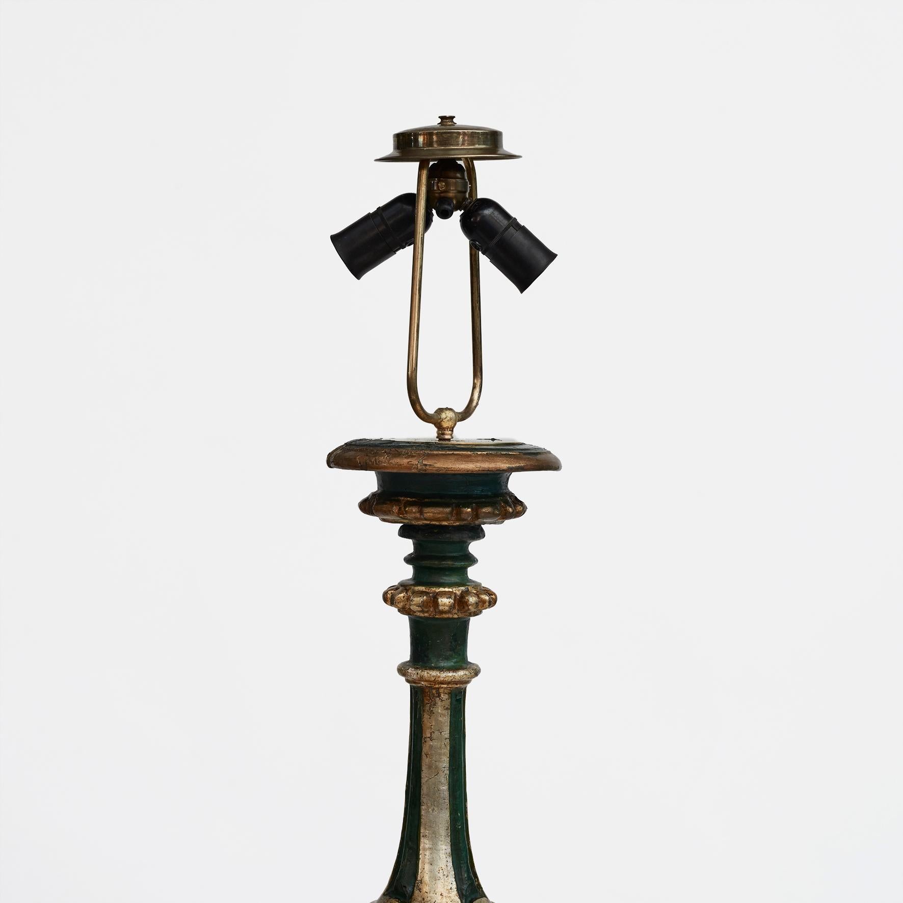 Eine dekorative italienische Stehlampe aus dem Barock des 18. Jahrhunderts.
Detailreich geschnitztes Holz, bemalt mit Grün, Vergoldung und Blattsilber.
In unberührtem und originalem Zustand mit schöner, altersbedingter Patina.

Die Lampe wurde vom