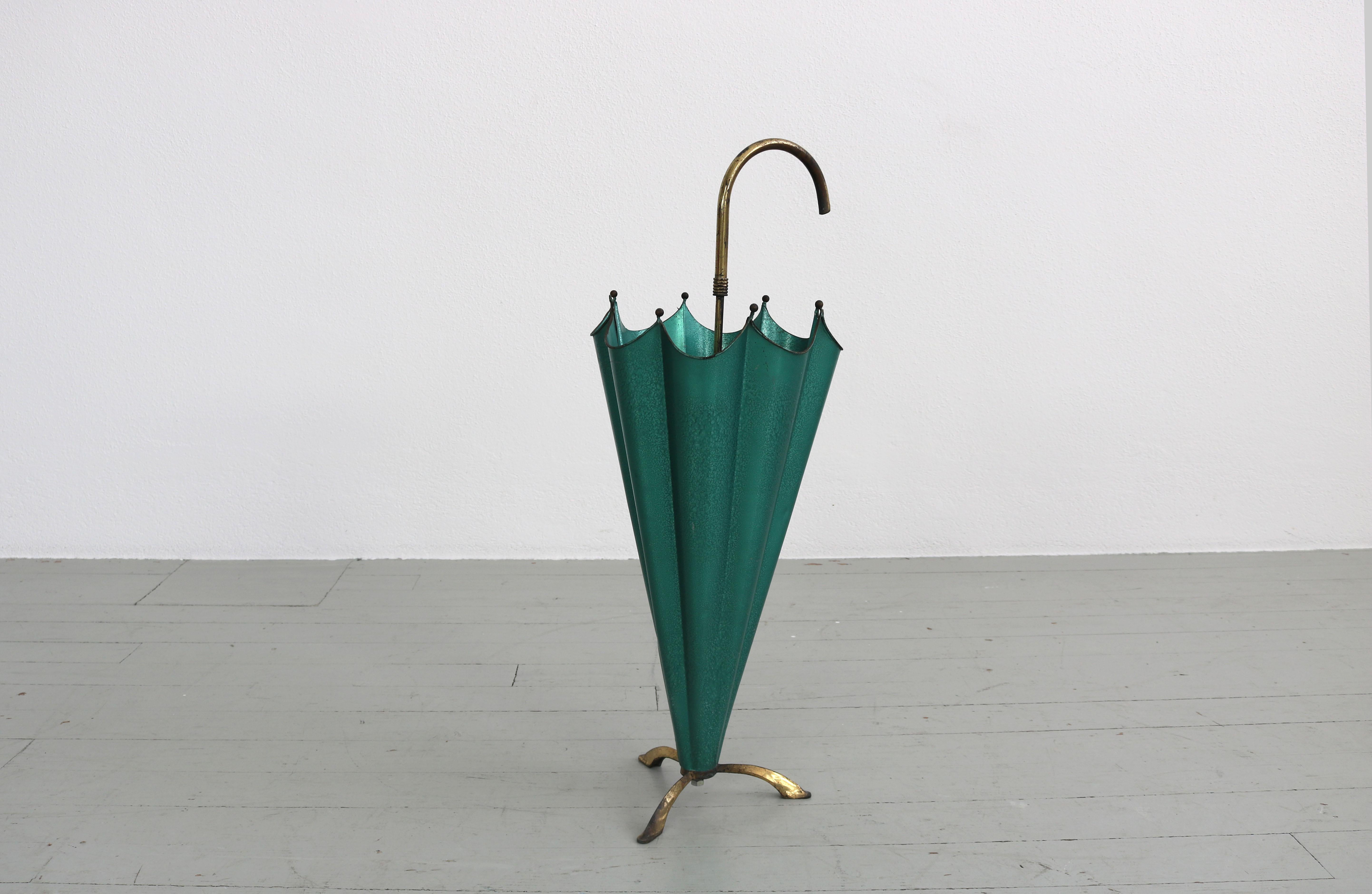 Umbrella stand in the shape of an umbrella, Italy 1950s. Made of Brass and lacquered aluminum. In beautiful vintage condition