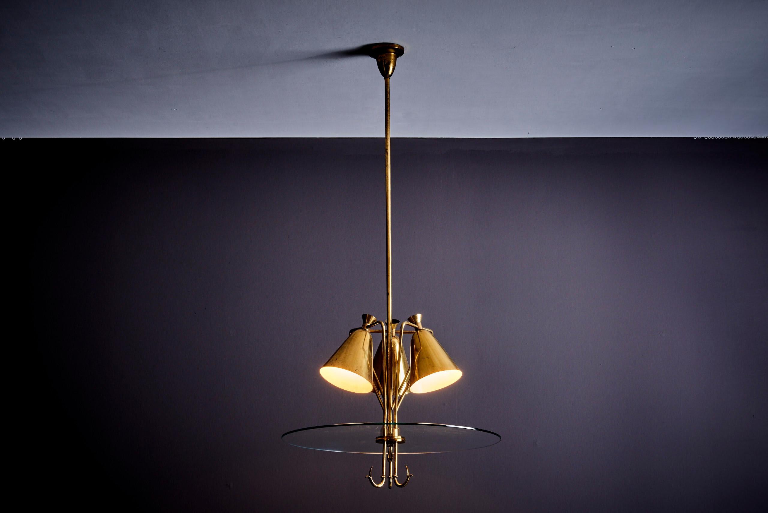 Bellissima lampada a sospensione in ottone con patina naturale, anni '40. 3 prese E14

Nota bene: il montaggio della lampada deve essere eseguito da personale specializzato in base ai requisiti locali.