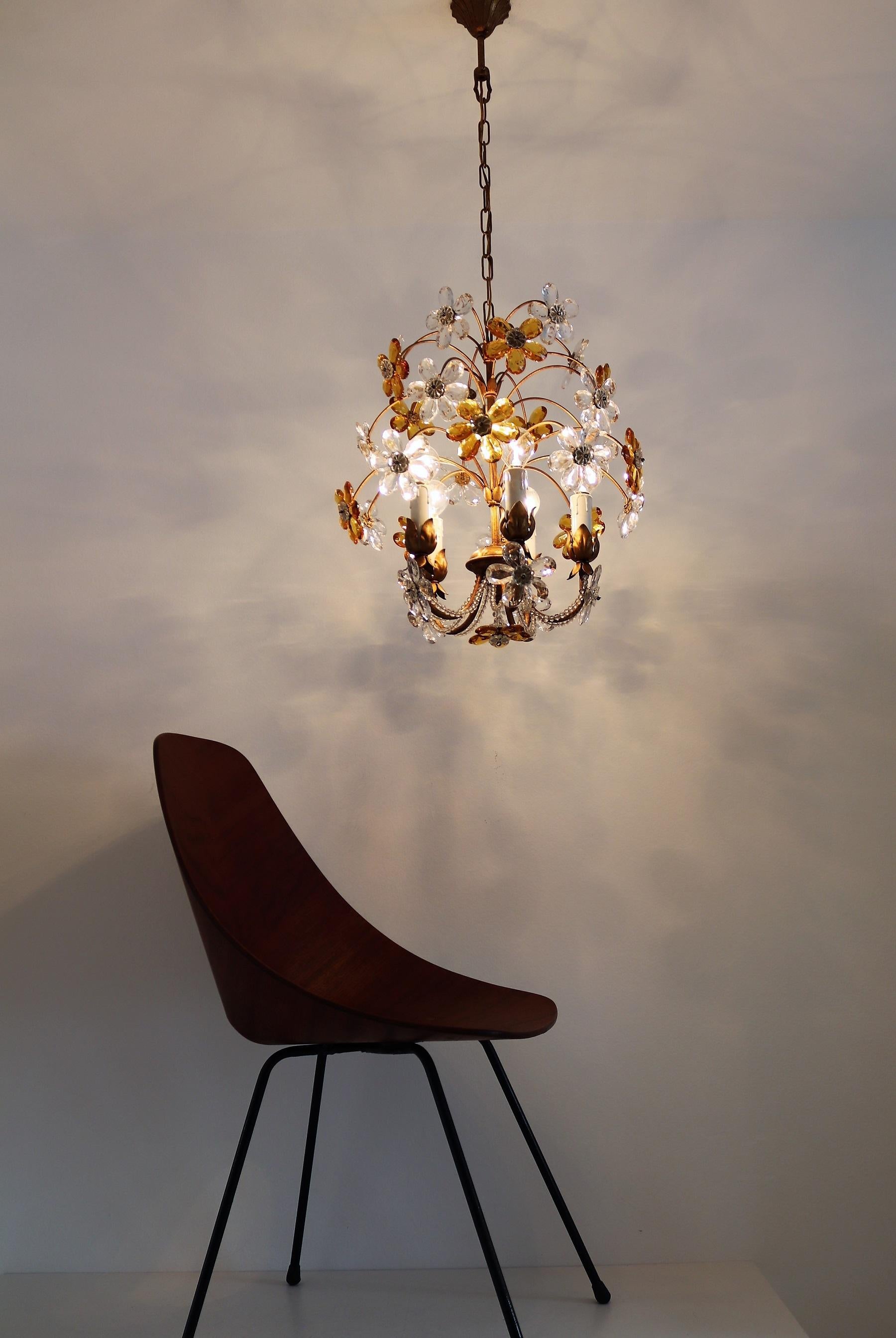 Beautiful chandelier Made in Italy in the 1950s with transparent and yellow Murano drops, which represents a cascade of flowers.
Studded with pearl chains.
The chandelier has 5 sockets for E14 light bulbs each 40W max.
It is in a very good vintage
