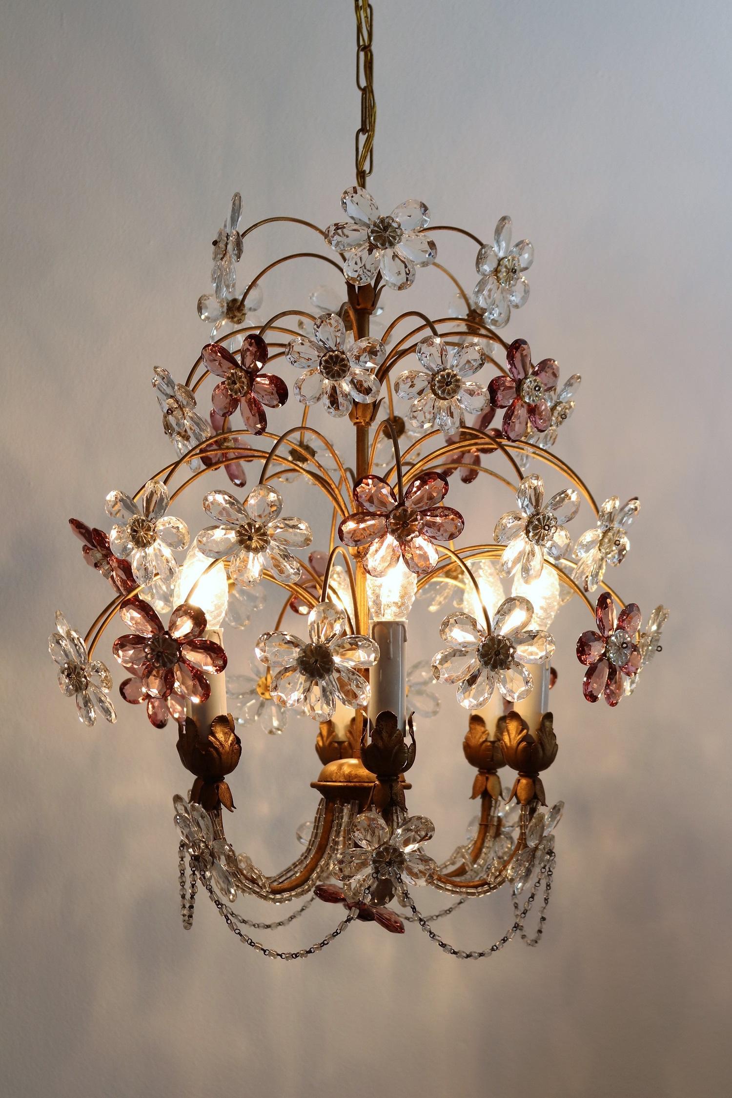 Beautiful chandelier made in Italy in the 1950s with transparent and lilac - purple Murano drops, which represents a cascade of flowers.
Studded with pearl chains.
The chandelier has 6 sockets for E14 light bulbs each 40W max.
It is in a very good