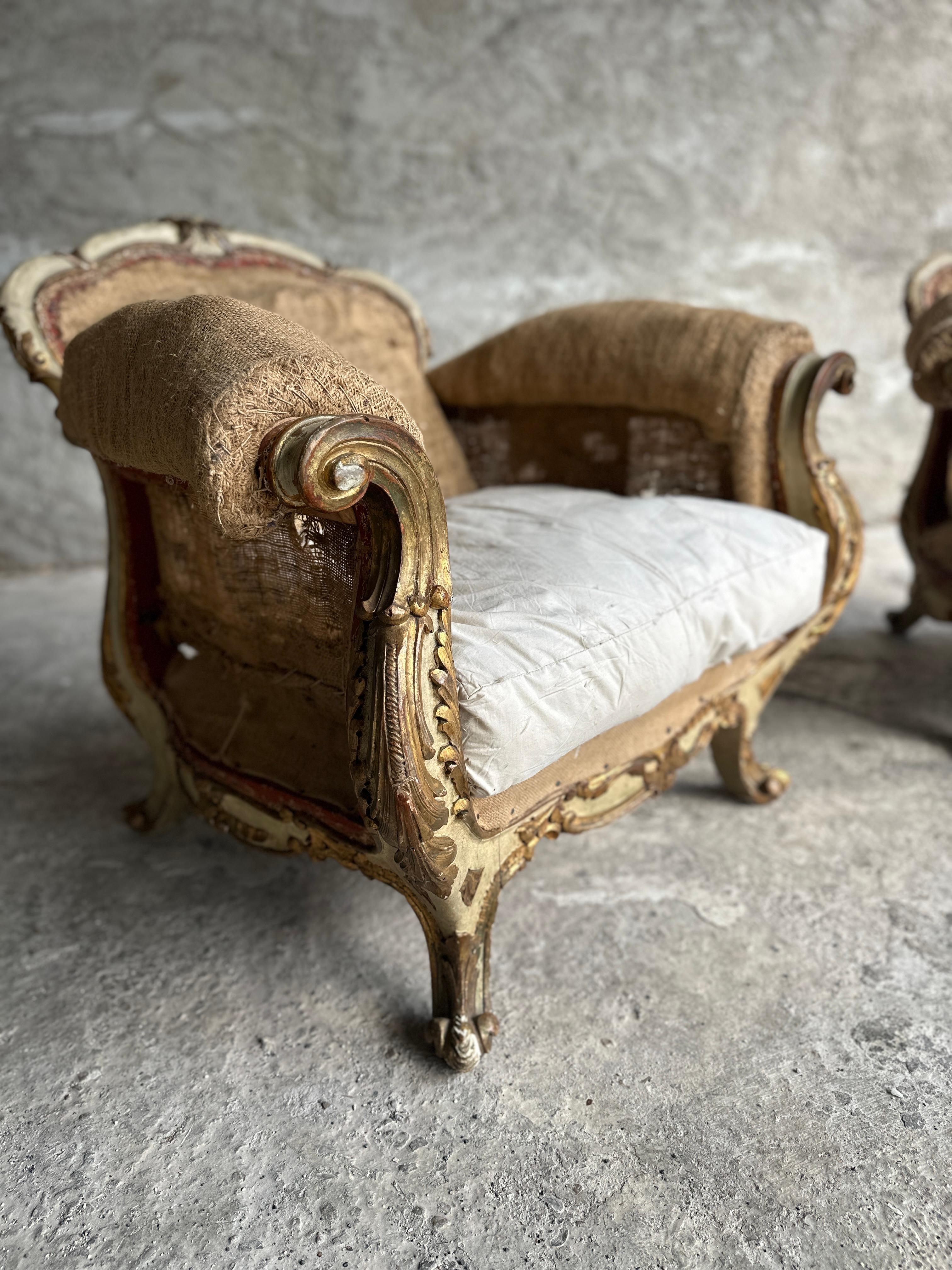 Les fauteuils rococo italiens présentent généralement un design élaboré et orné qui témoigne de l'opulence et de l'élégance artistique de ce style.
Les chaises présentent souvent des lignes et des formes curvilignes, caractéristiques du mouvement