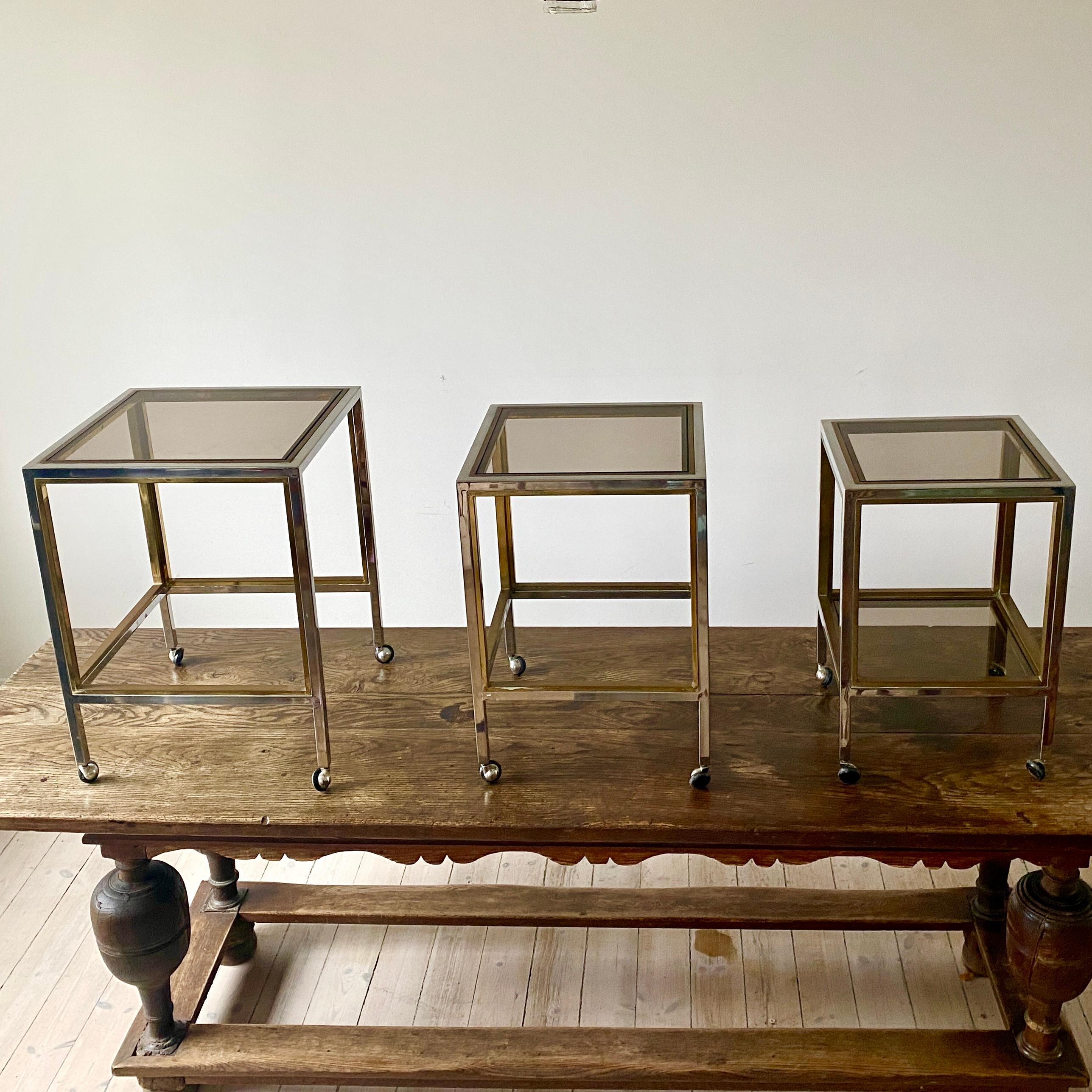 Italien Set of 3 Nesting Tables in Brass Chrome and Smoked Glass For Sale 4