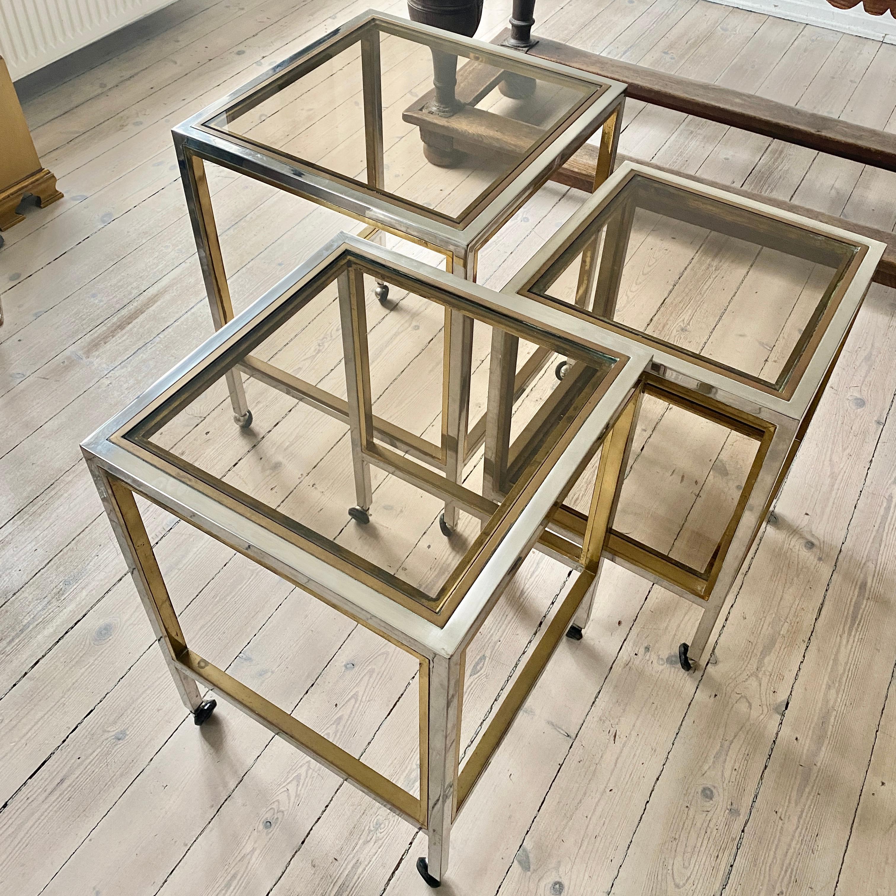 Italien Set of 3 Nesting Tables in Brass Chrome and Smoked Glass For Sale 5