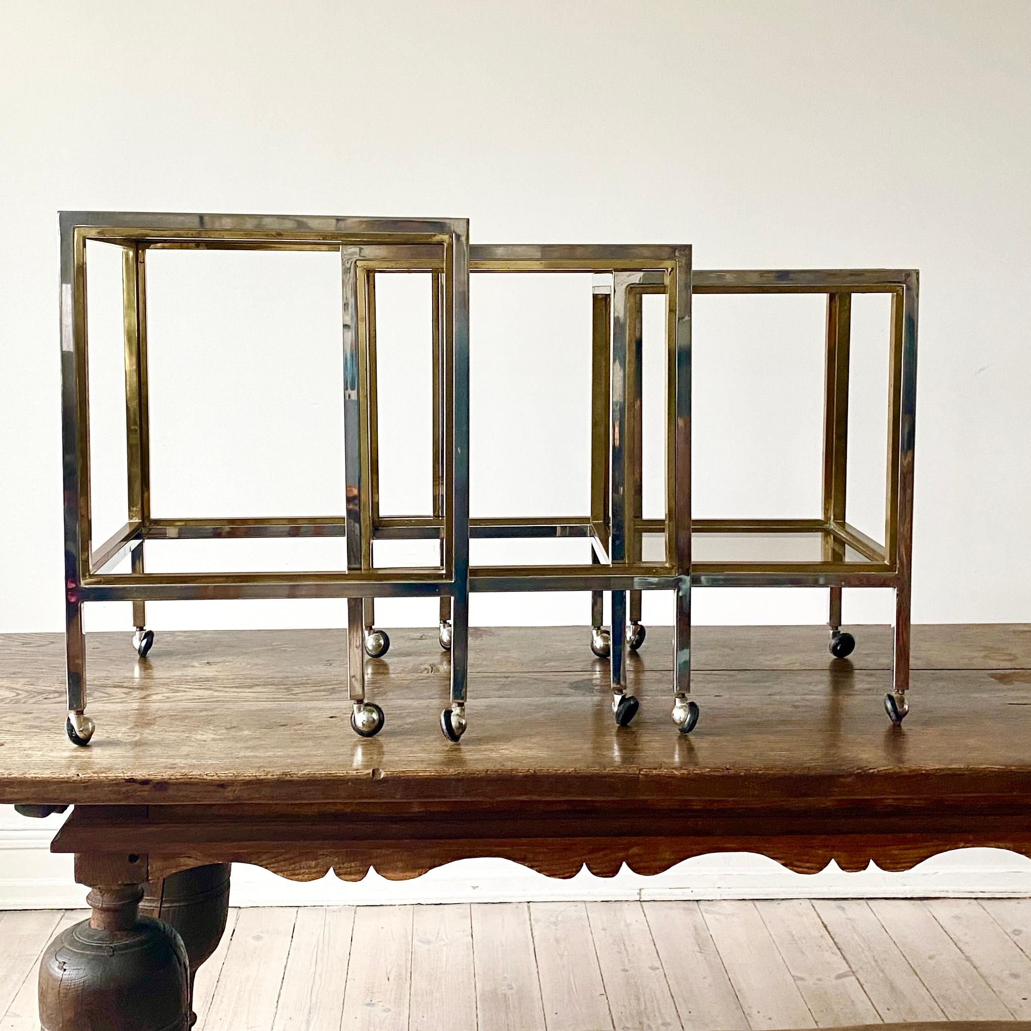 Hollywood Regency Italien Set of 3 Nesting Tables in Brass Chrome and Smoked Glass For Sale