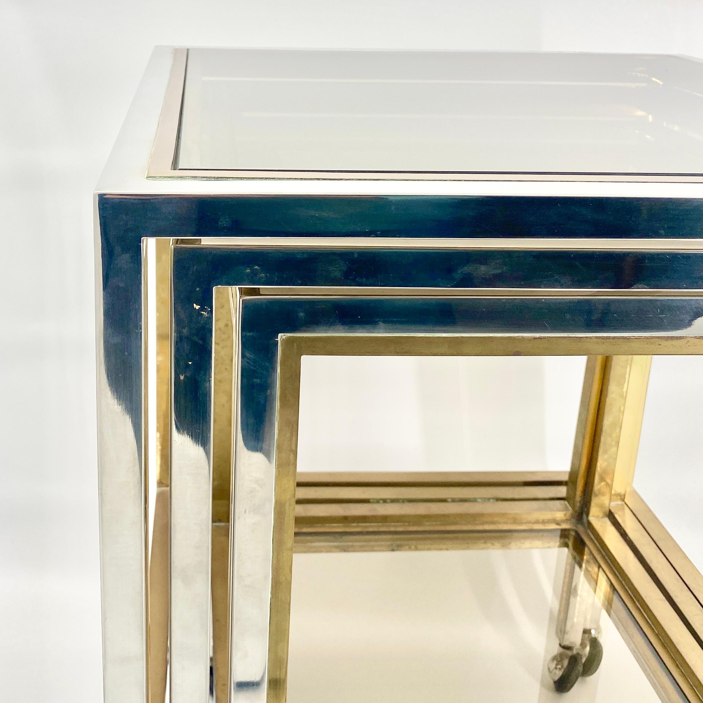 20th Century Italien Set of 3 Nesting Tables in Brass Chrome and Smoked Glass For Sale