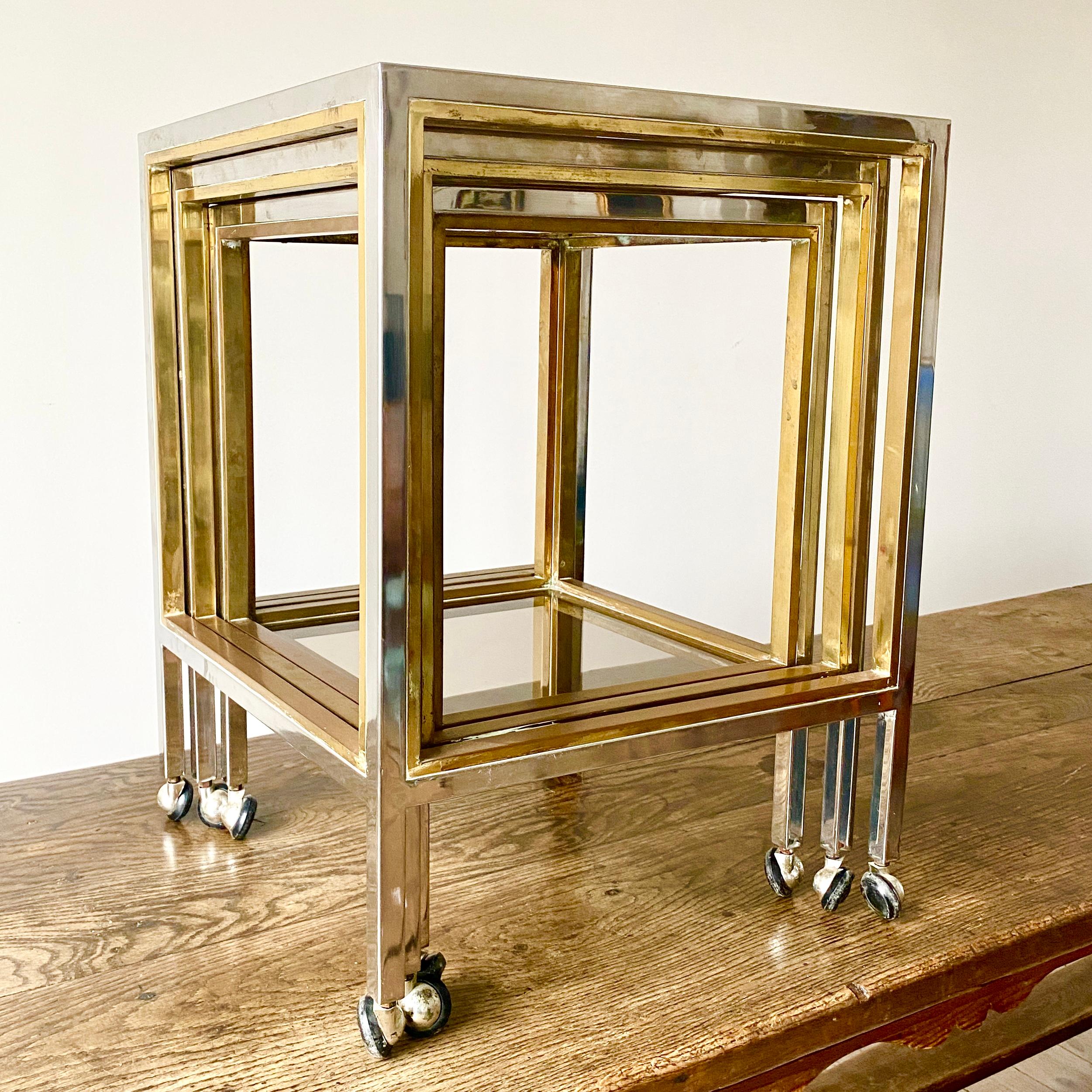 Italien Set of 3 Nesting Tables in Brass Chrome and Smoked Glass For Sale 1