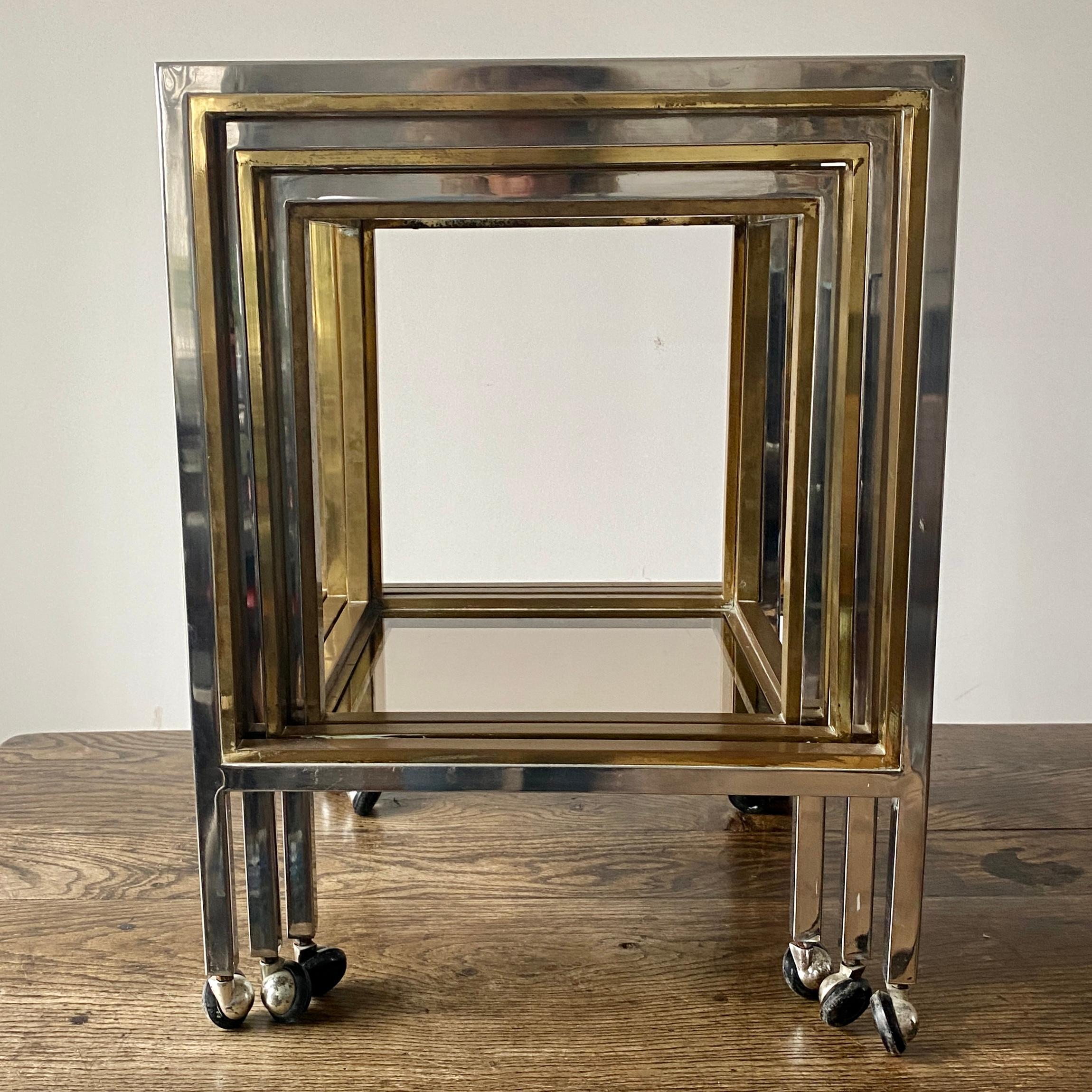 Italien Set of 3 Nesting Tables in Brass Chrome and Smoked Glass For Sale 2