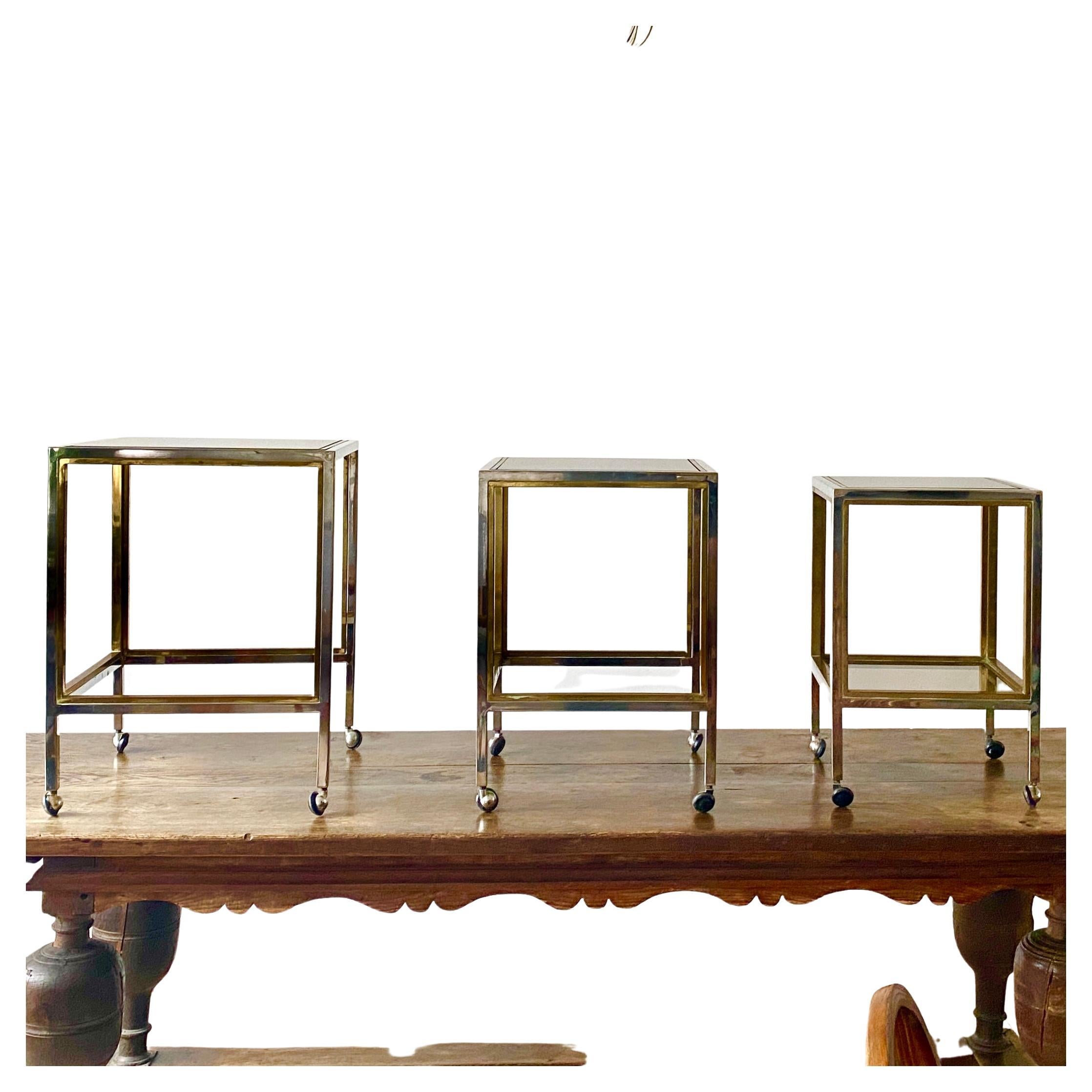Italien Set of 3 Nesting Tables in Brass Chrome and Smoked Glass For Sale 3