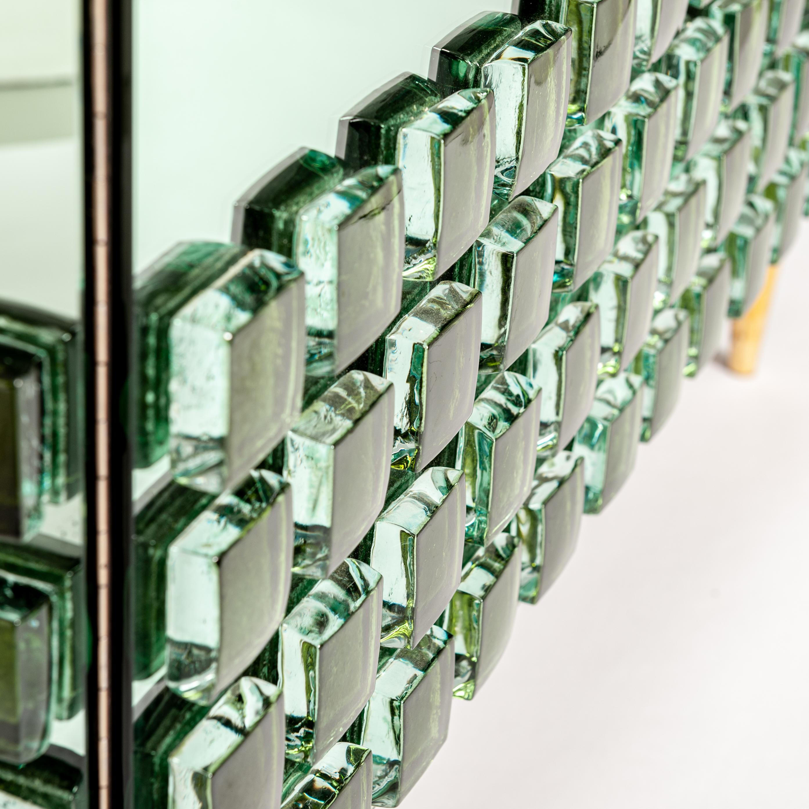Moulage Italian Studio Made Mirrored Sideboard Emerald Green Hand Cast Opal Glass Stones (buffet à miroirs) en vente