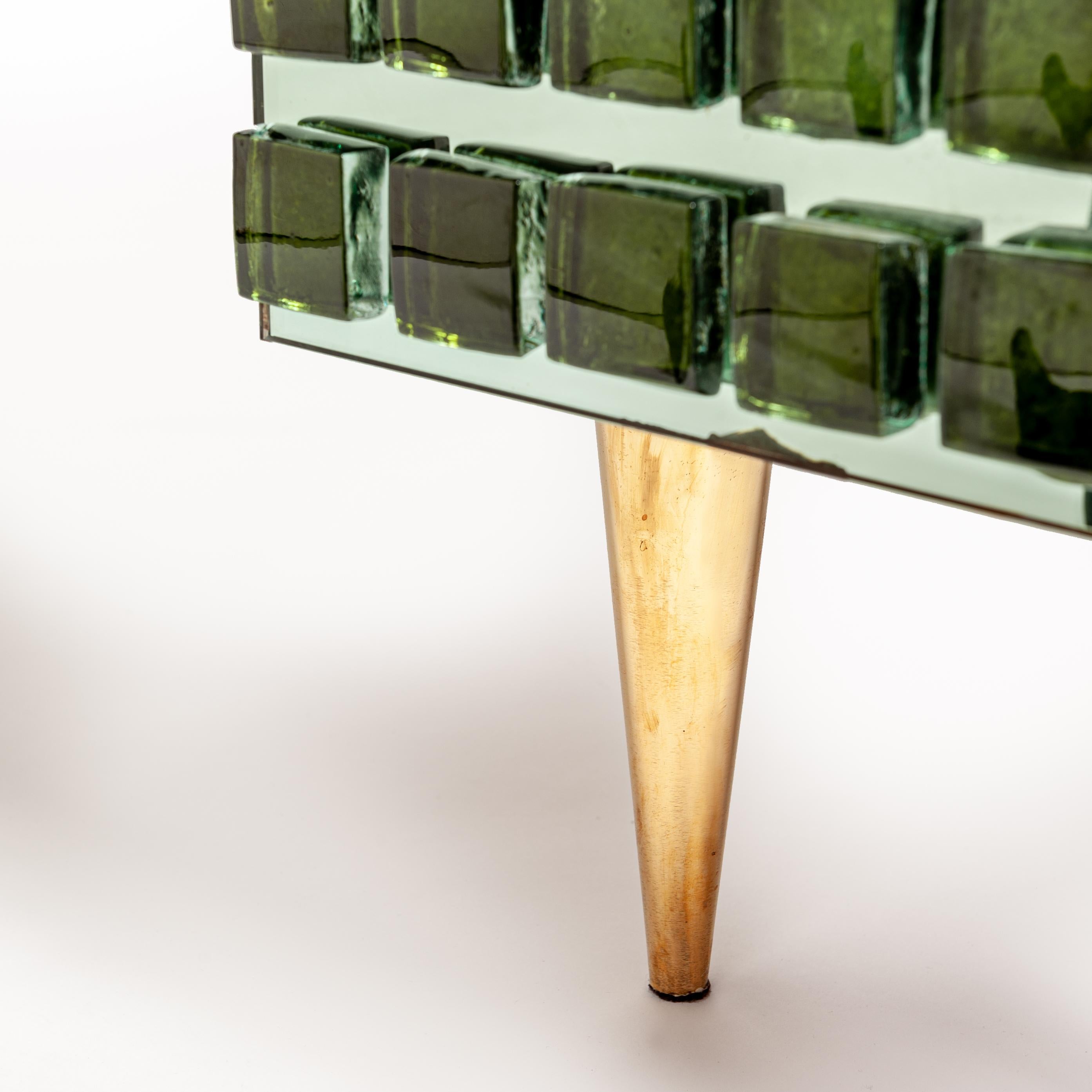 Italienisches Studio-Sideboard, verspiegelt, Smaragdgrün, handgegossener Opalglasstein, Smaragdgrün (Messing) im Angebot