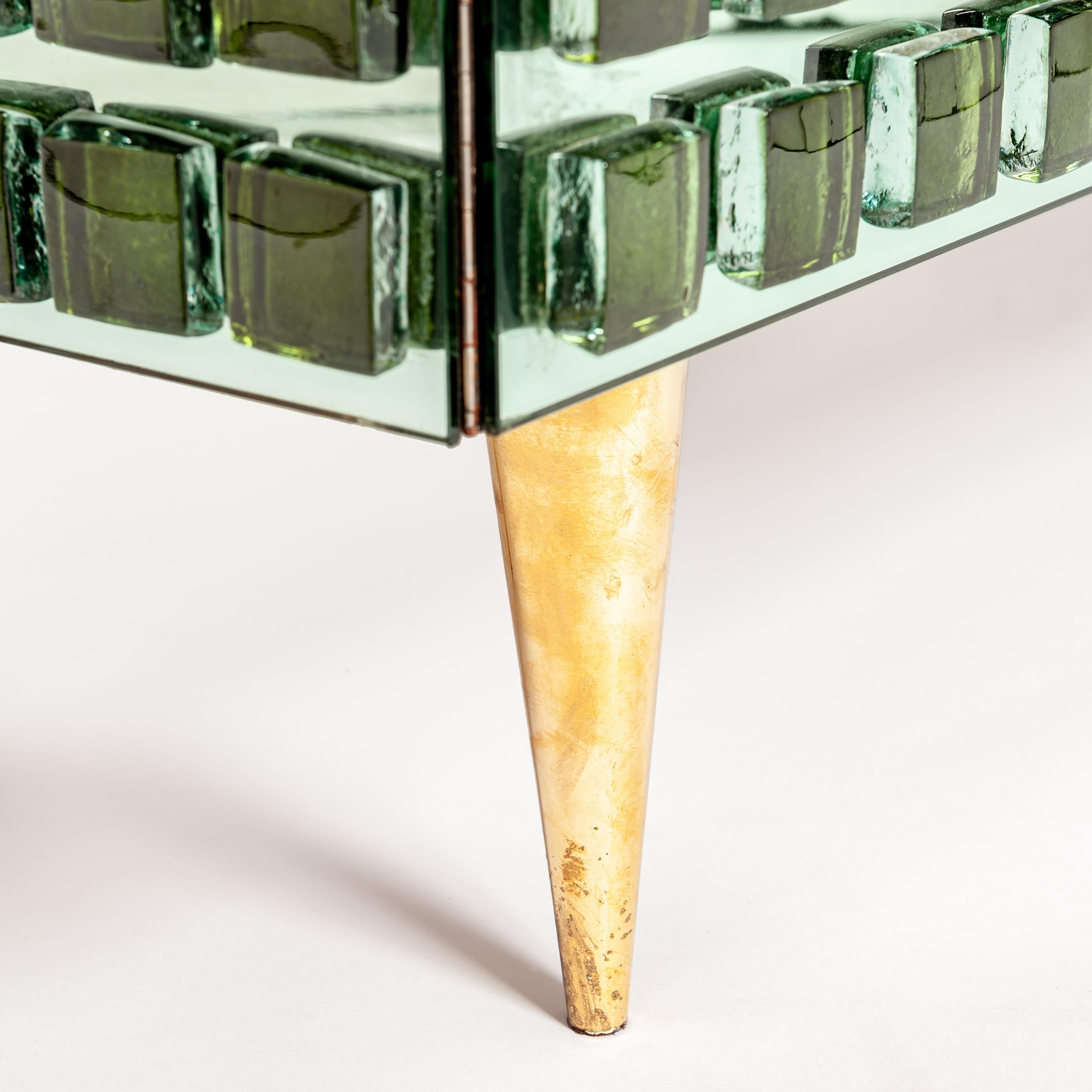 Laiton Italian Studio Made Mirrored Sideboard Emerald Green Hand Cast Opal Glass Stones (buffet à miroirs) en vente
