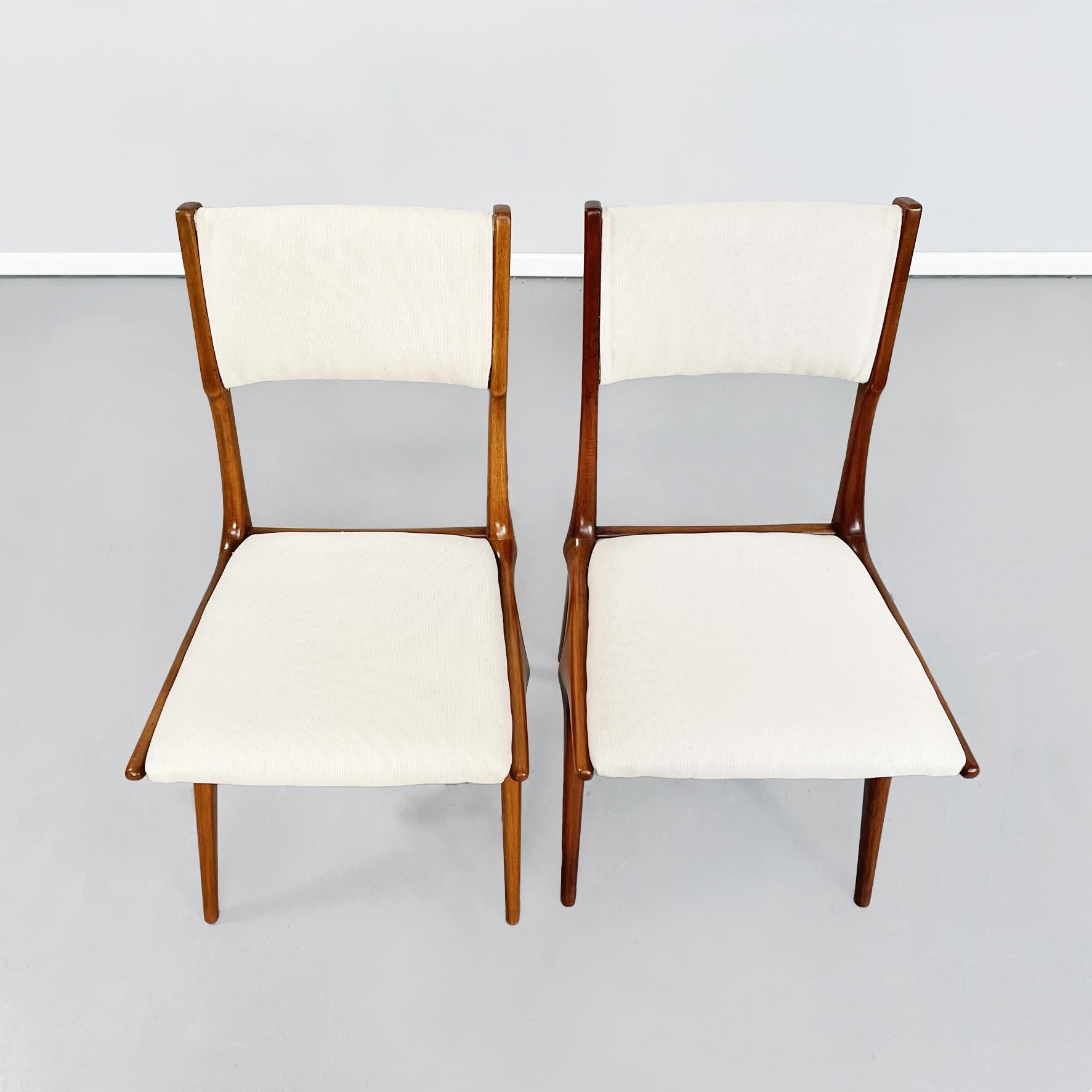 Italinische Stühle der Jahrhundertmitte Weißer Stoff und Holz von De Carli für Cassina, 1958
Paar Stühle aus Massivholz, elegante und abgerundete Struktur.
Sitz und Rückenlehne sind gepolstert und mit cremeweißem Stoff bezogen.
Hergestellt von