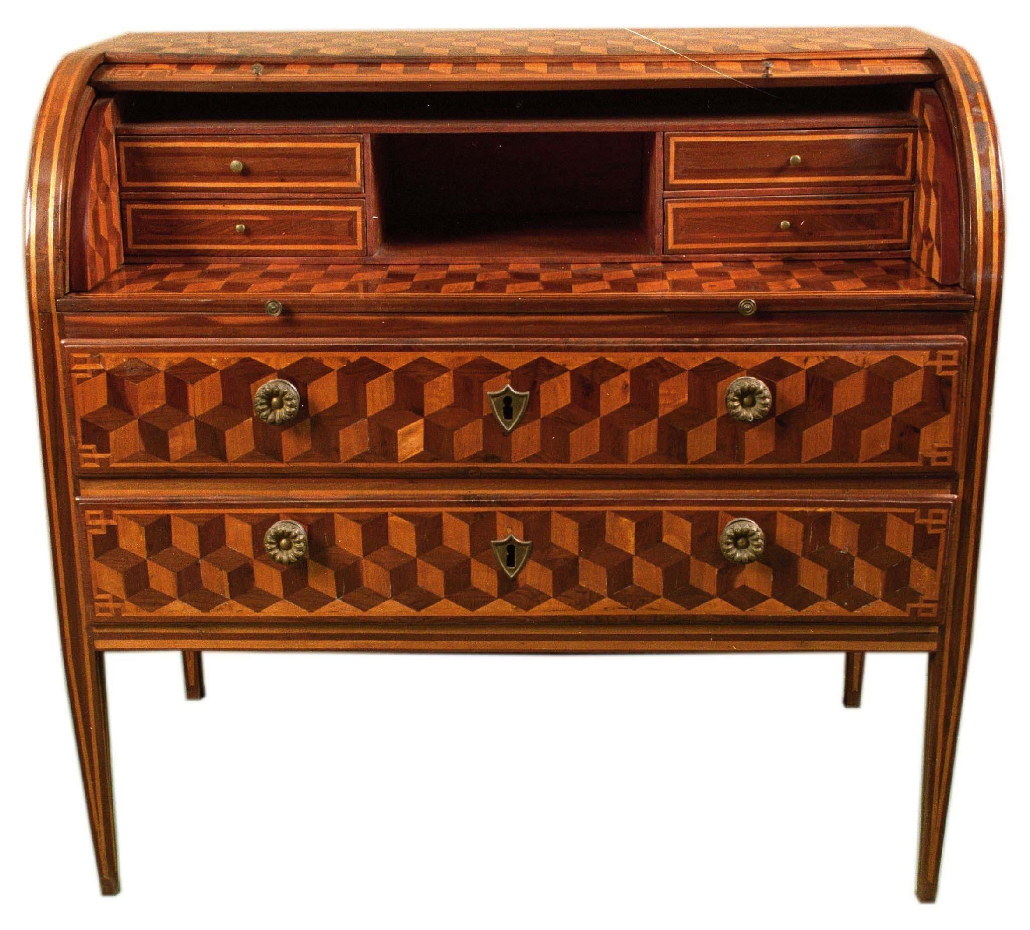 Roller desk in walnut and maple. Inside the roller, a pull-out drawer desk top, a central open compartment and 4 drawers. At the base of the roller two drawers, spiked legs.
Origin: Northern Italy.
Piedmont. period: second half 1700
Dimensions: