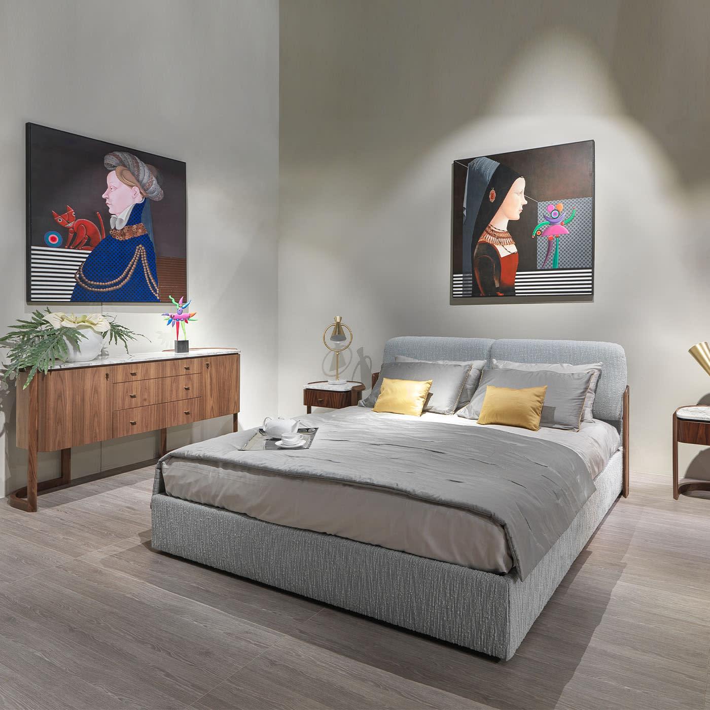 Dieses Canaletto-Doppelbett aus Nussbaum vereint Funktionalität und Eleganz in zeitloser Raffinesse. Das Stauraumdesign macht ihn zur perfekten Ergänzung für kompakte Schlafzimmer, während seine markante, mit Latten versehene und geschwungene