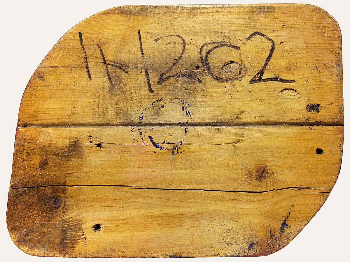 Abstrakte geometrische kubistische Holzskulptur mit Kopf aus bemalter Holzskulptur, Italienische neo figurative Kunst 1