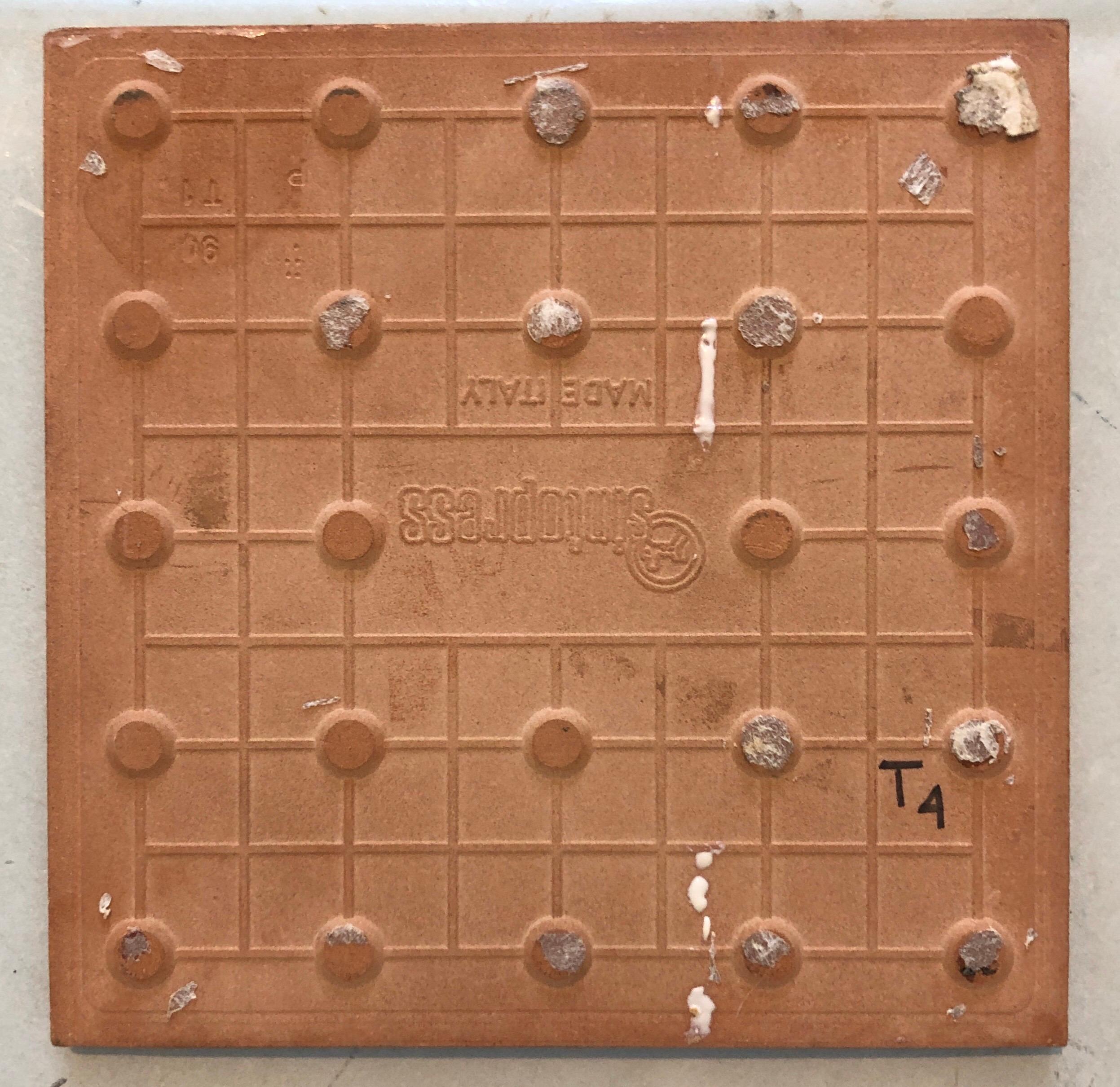 Diese bemalte Keramikfliese von Italo Scanga verkörpert die Merkmale seines Werks. Polychrome und lebendige Kunst aus der Zeit von Memphis Milano.
Es ist mit seinen Initialen unterzeichnet. Dies erinnert an das Werk von Jean Lurcat und Jean Picart
