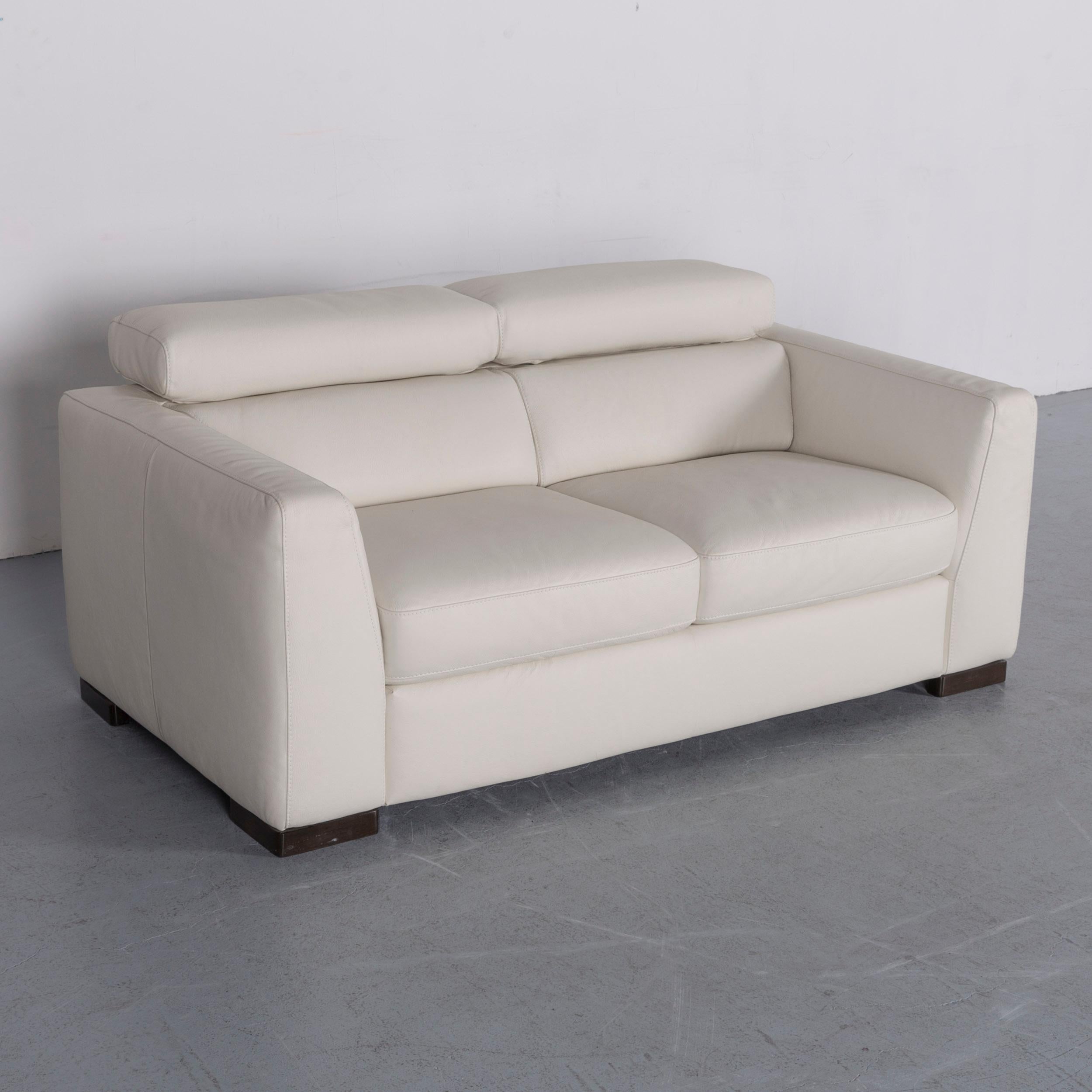 Wir präsentieren Ihnen ein Italsofa Designer-Ledersofa in Crème-Weiß, ein modernes Zweisitzer-Sofa.