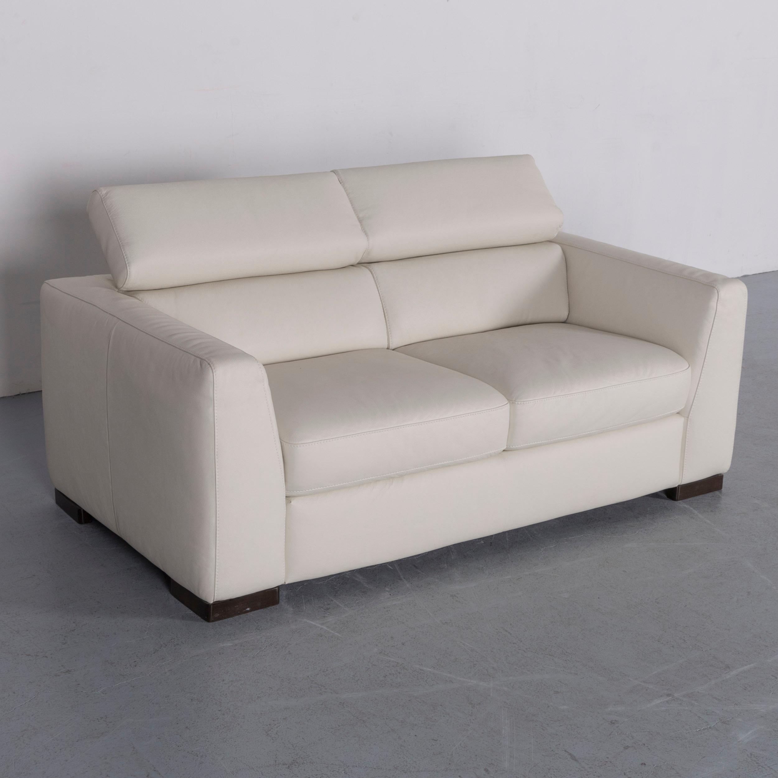 Italsofa Designer Ledersofa Crème Weiß Modern Zweisitzer Couch (Italienisch) im Angebot
