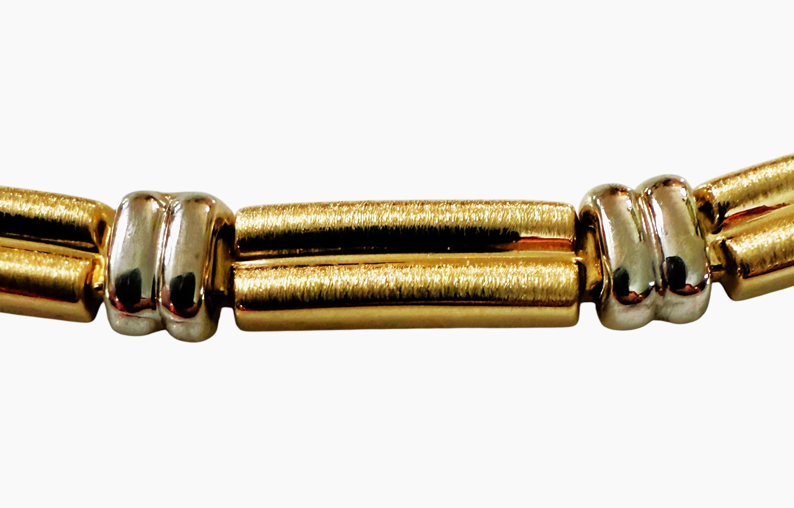 È un braccialetto molto bello.  È molto ben fatto.  È lungo 7 e largo 6 mm ed è realizzato in Italia.  È stampigliato come tale. Il peso in grammi è di 6,45.  È usato, ben curato e in ottime condizioni.  Si tratta di un bracciale a maglie con
