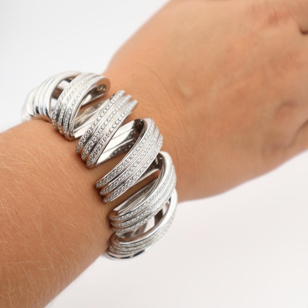 Ce luxueux bracelet italien témoigne d'un savoir-faire contemporain exceptionnel. Il est réalisé en or 18 carats lustré et présente un large design à plusieurs rangées, fortement incrusté de 390 éblouissants diamants taille brillant totalisant 8,00