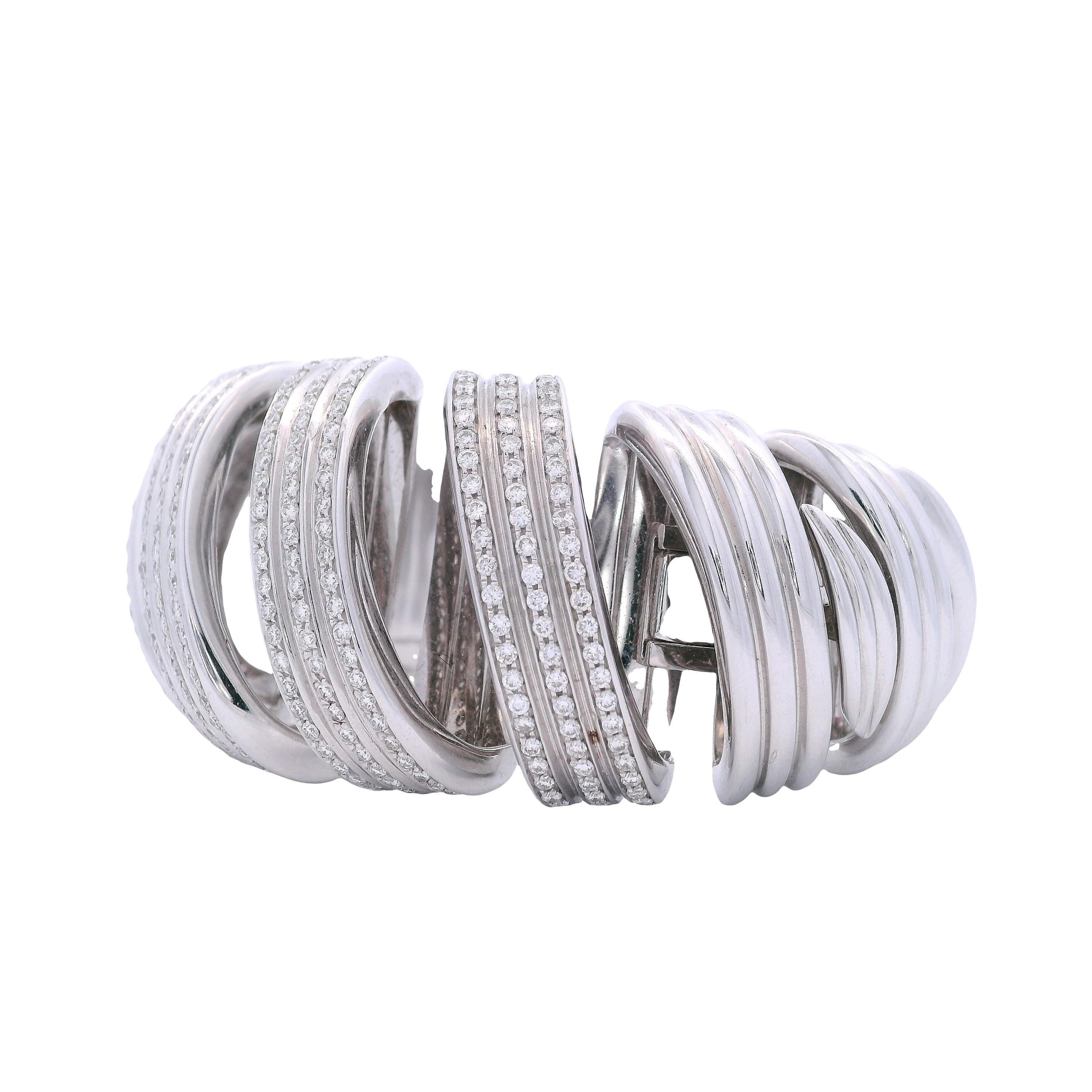 ITALIE Bracelet large en or 18kt avec 8.00 CTs en diamants Bon état - En vente à Aventura, FL