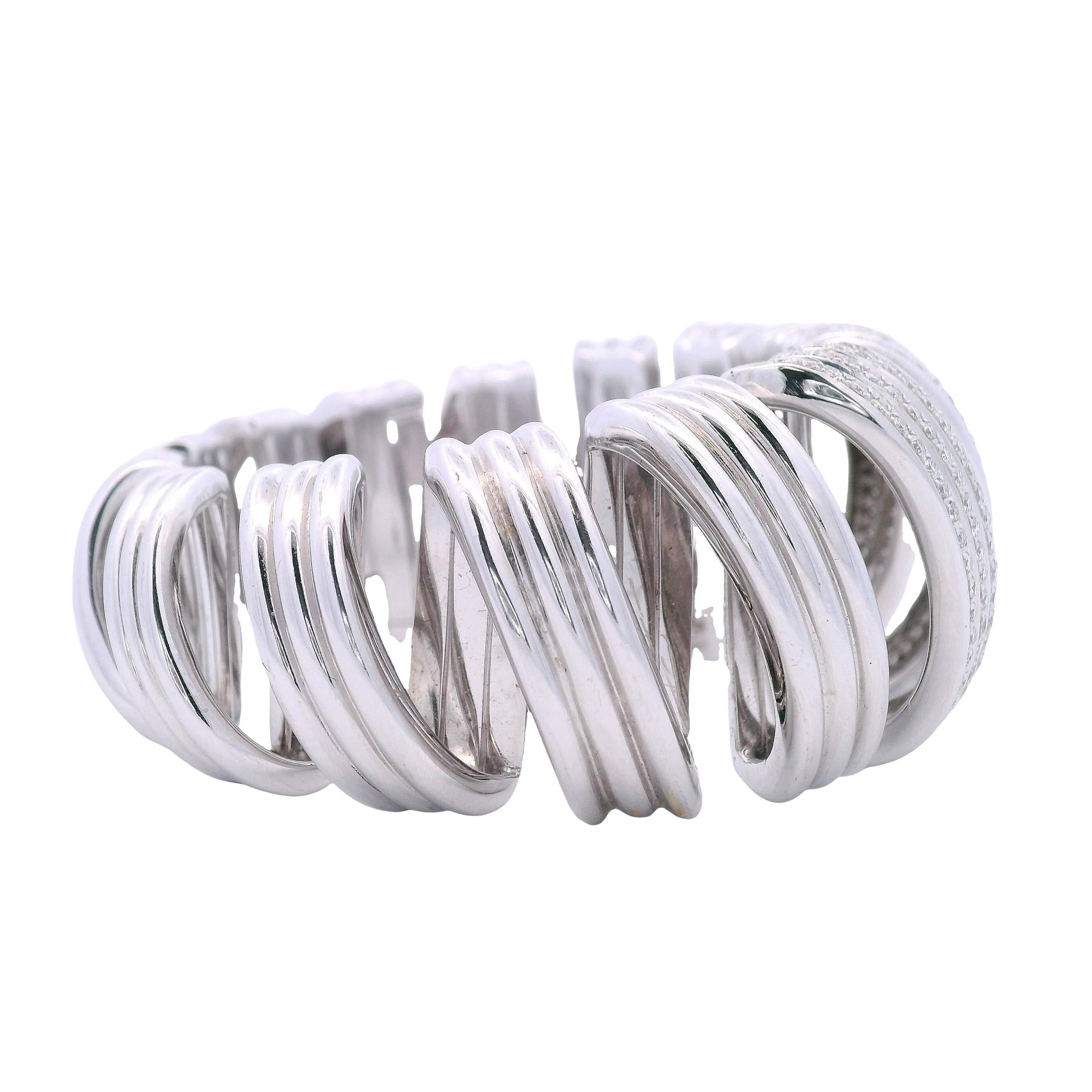 ITALIE Bracelet large en or 18kt avec 8.00 CTs en diamants en vente 1