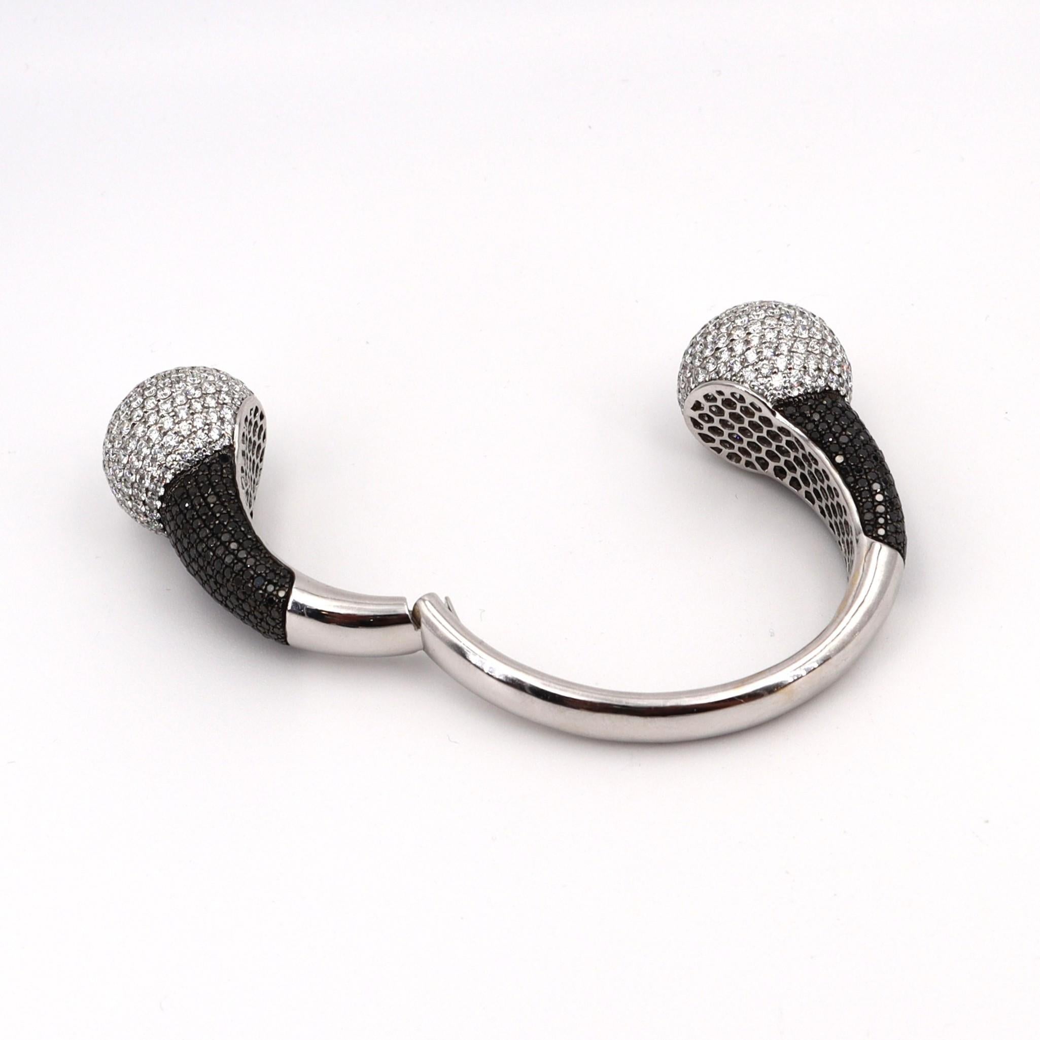 ITALIE Bracelet manchette Boules en or blanc 18kt 27.85 CTW en diamants noirs et blancs en vente 5