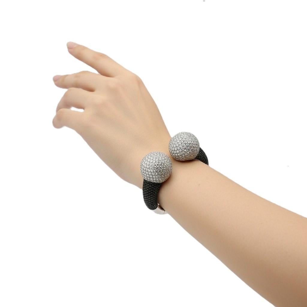 ITALIE Bracelet manchette Boules en or blanc 18kt 27.85 CTW en diamants noirs et blancs en vente 6